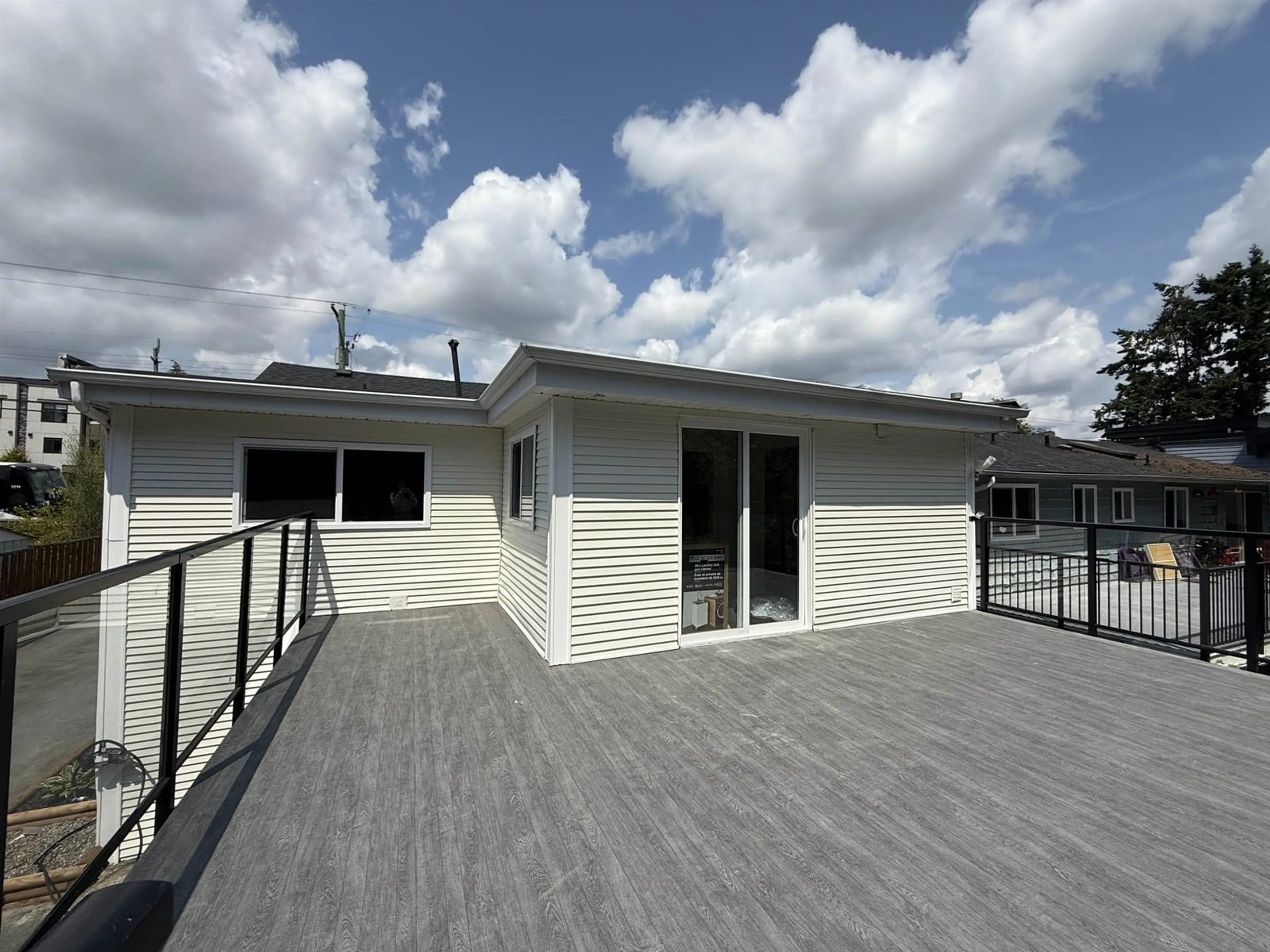 Home with vinyl exterior material, unknown for 15962 NORTH BLUFF, White Rock British Columbia V4B3G8