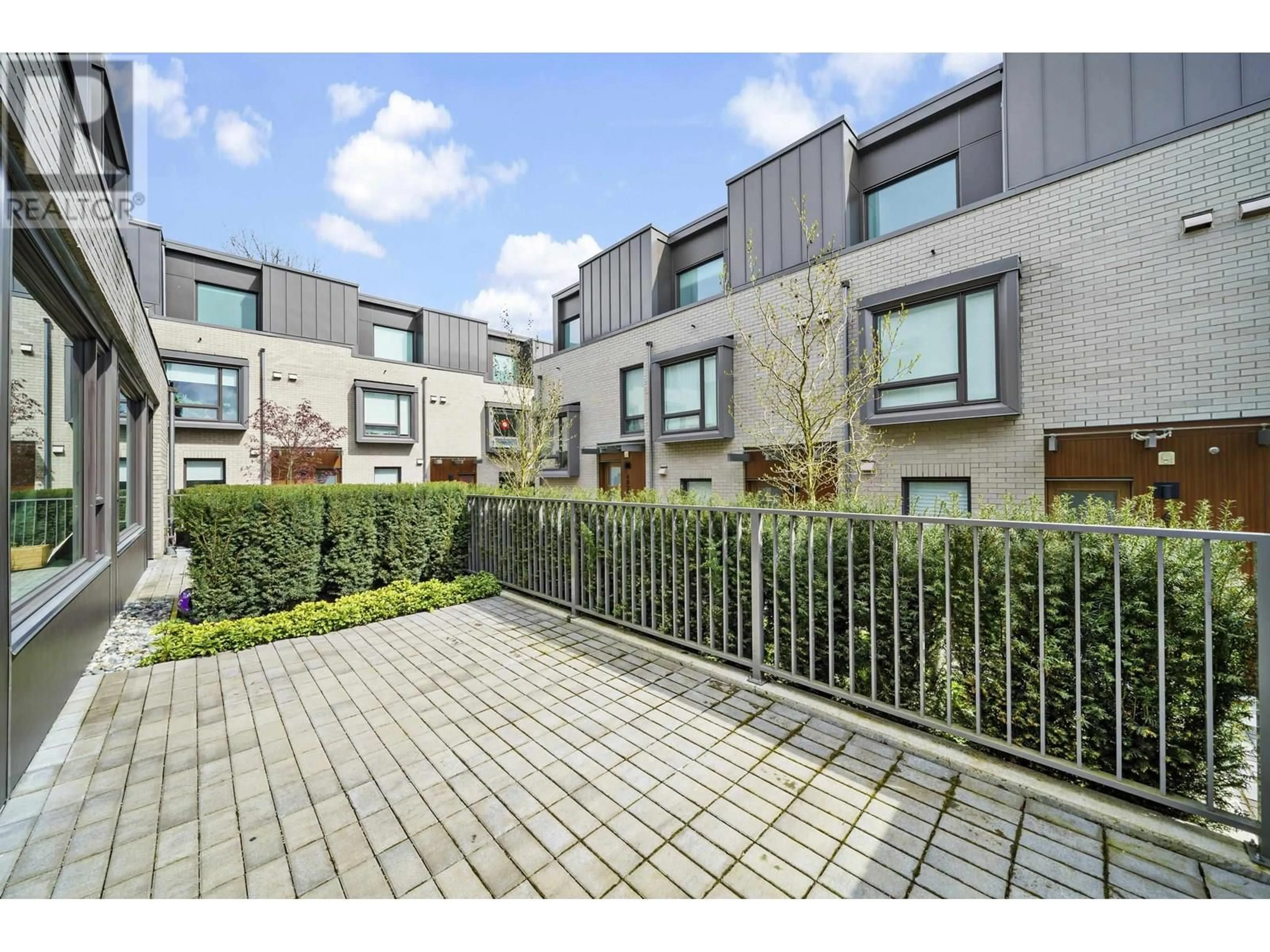 A pic from outside/outdoor area/front of a property/back of a property/a pic from drone, street for 6816 OAK STREET, Vancouver British Columbia V6P0K7
