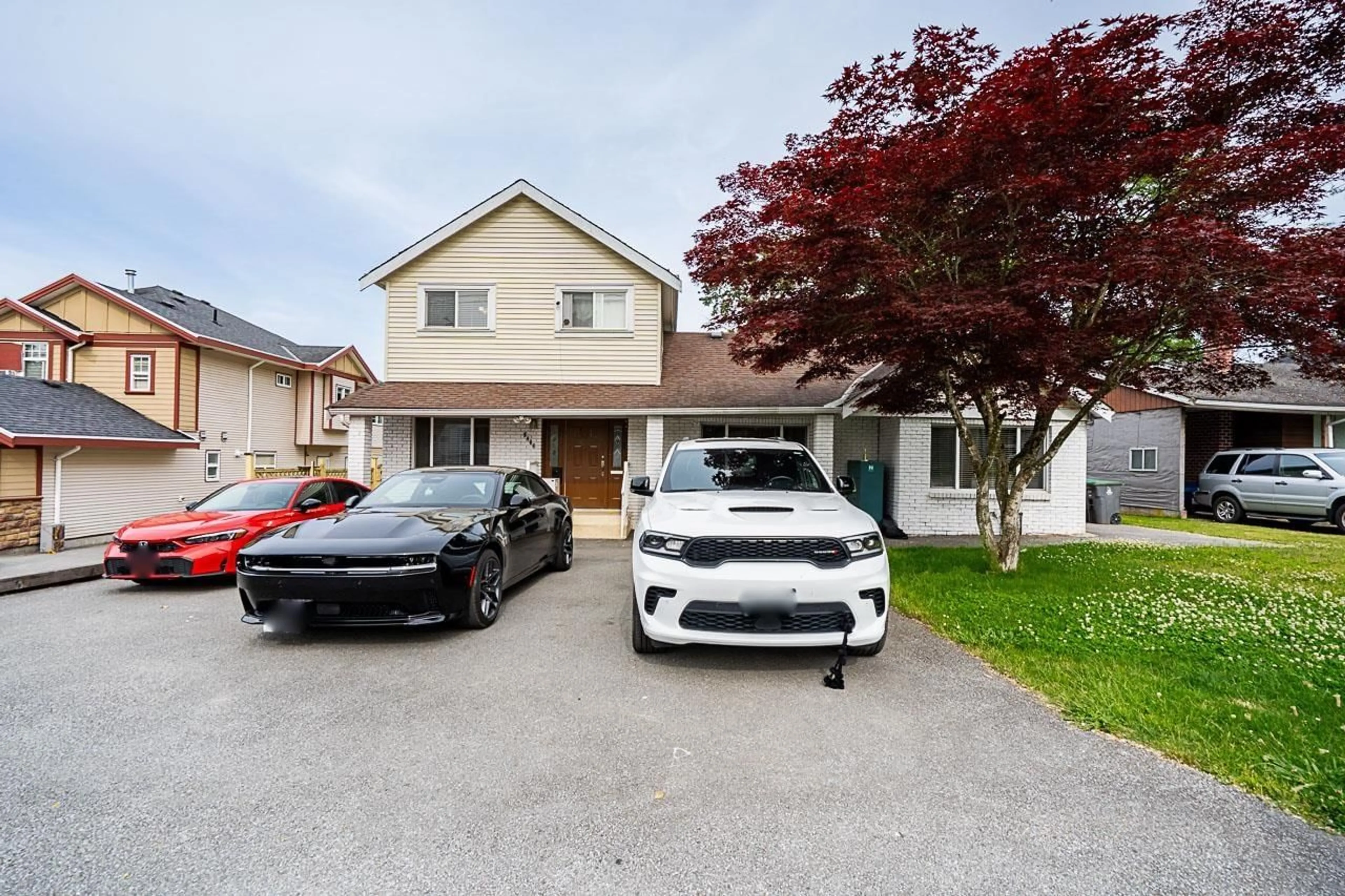 A pic from outside/outdoor area/front of a property/back of a property/a pic from drone, street for 8466 123, Surrey British Columbia V3W3V6