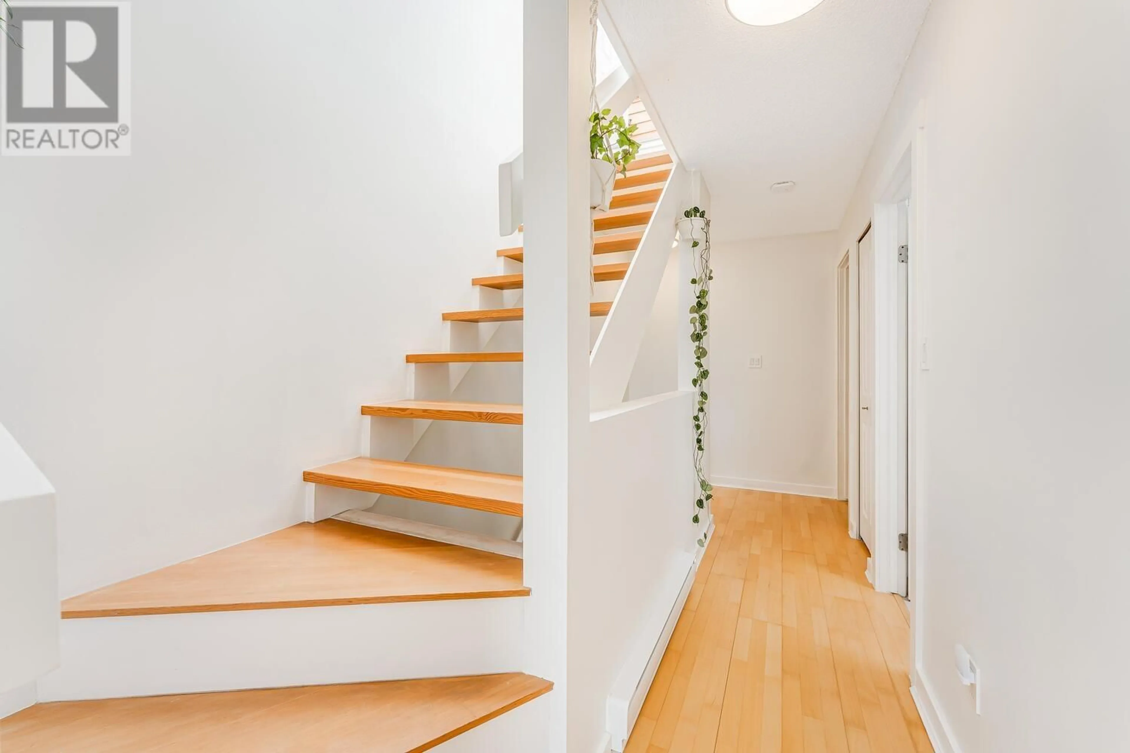 Stairs for 405 CHESTERFIELD AVENUE, North Vancouver British Columbia V7M2L8
