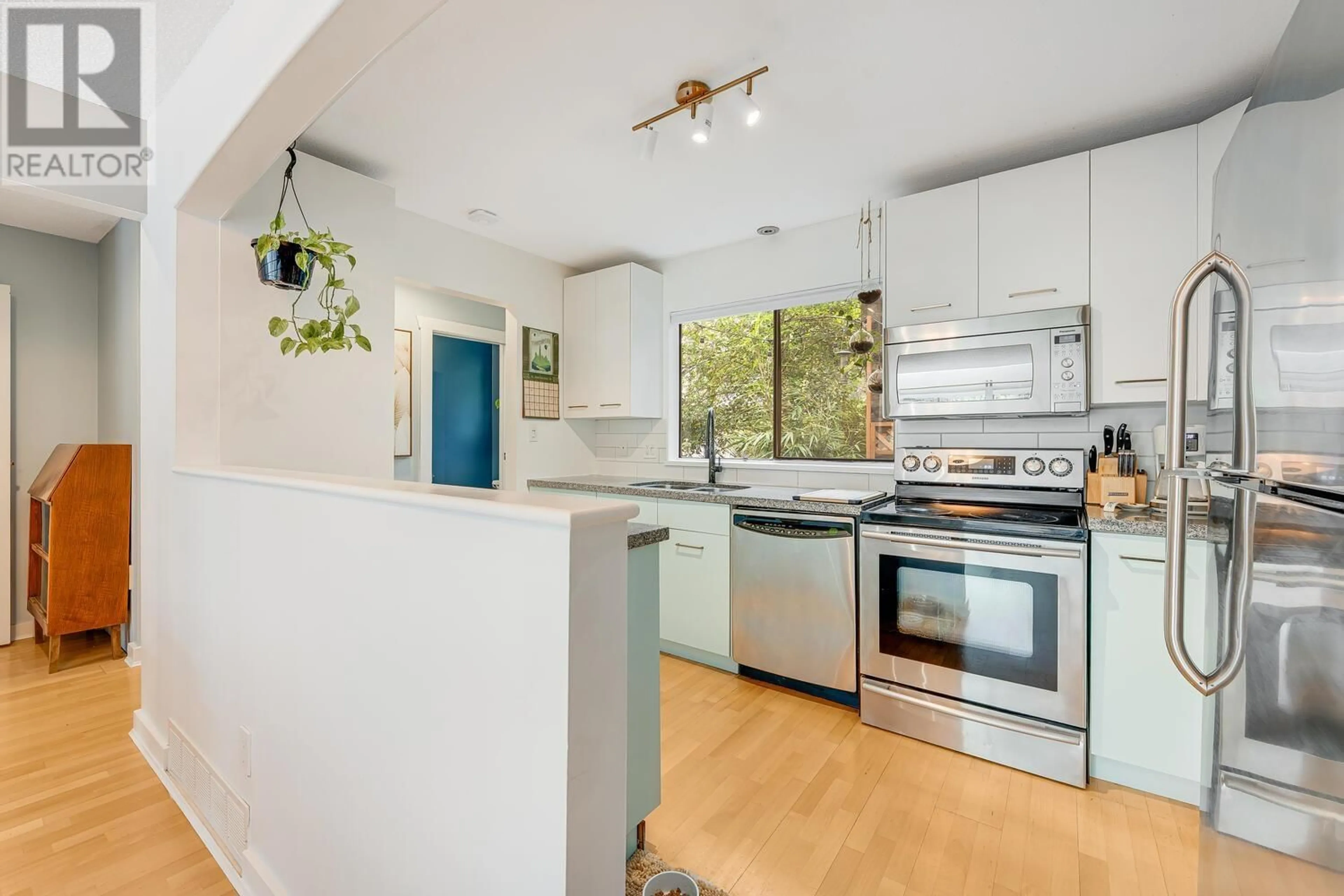 Standard kitchen, unknown for 405 CHESTERFIELD AVENUE, North Vancouver British Columbia V7M2L8