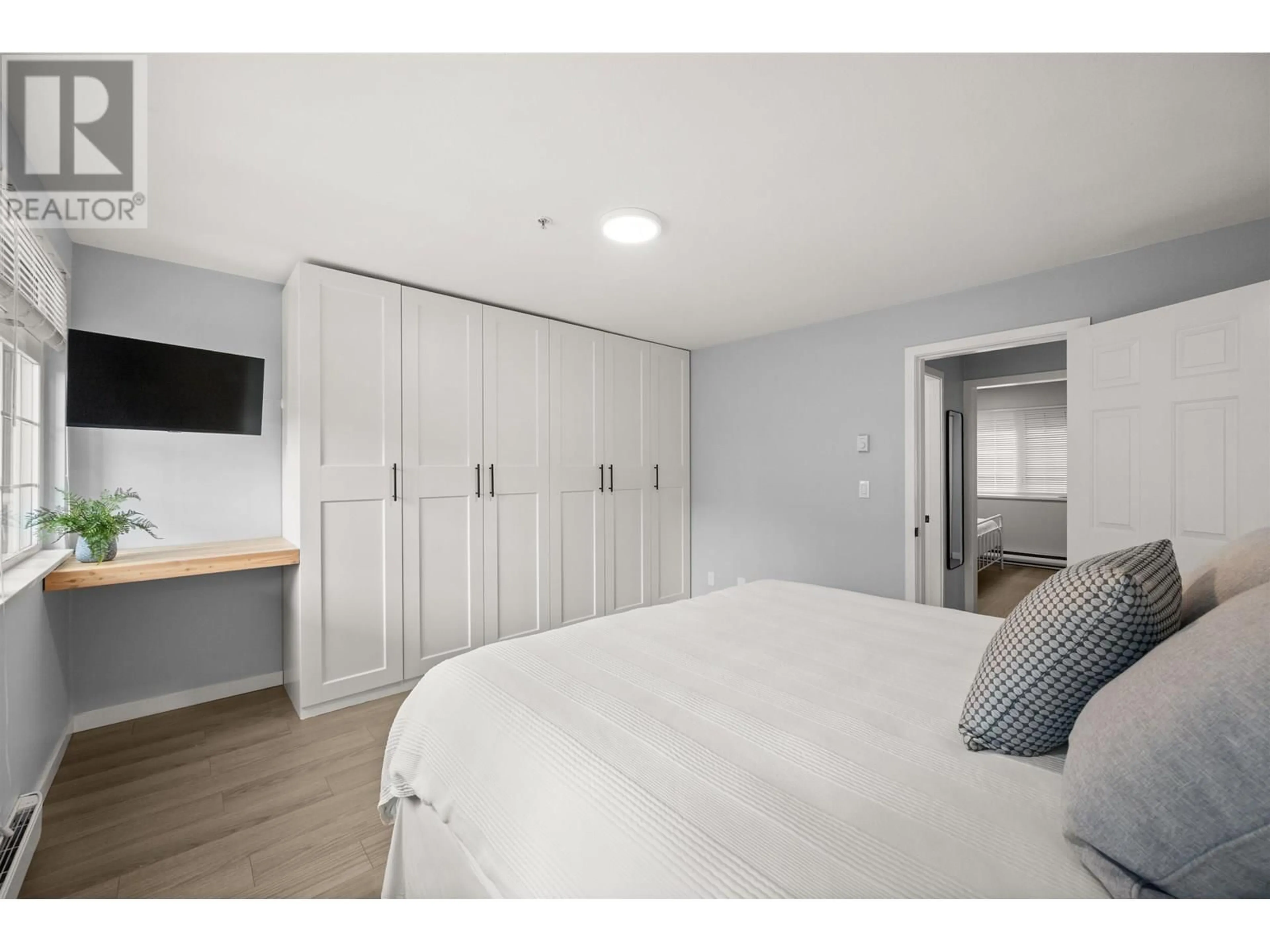 Bedroom with bed, wood/laminate floor for 101 - 3981 FRASER STREET, Vancouver British Columbia V5V4E5