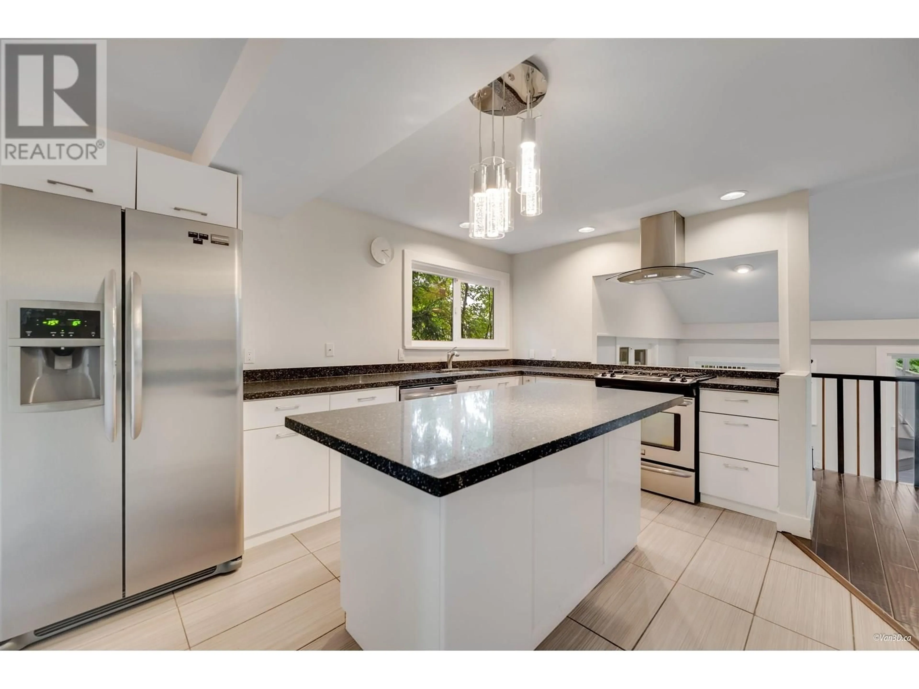 Open concept kitchen, ceramic/tile floor for 271 MONTROYAL BOULEVARD, North Vancouver British Columbia V7N4E4