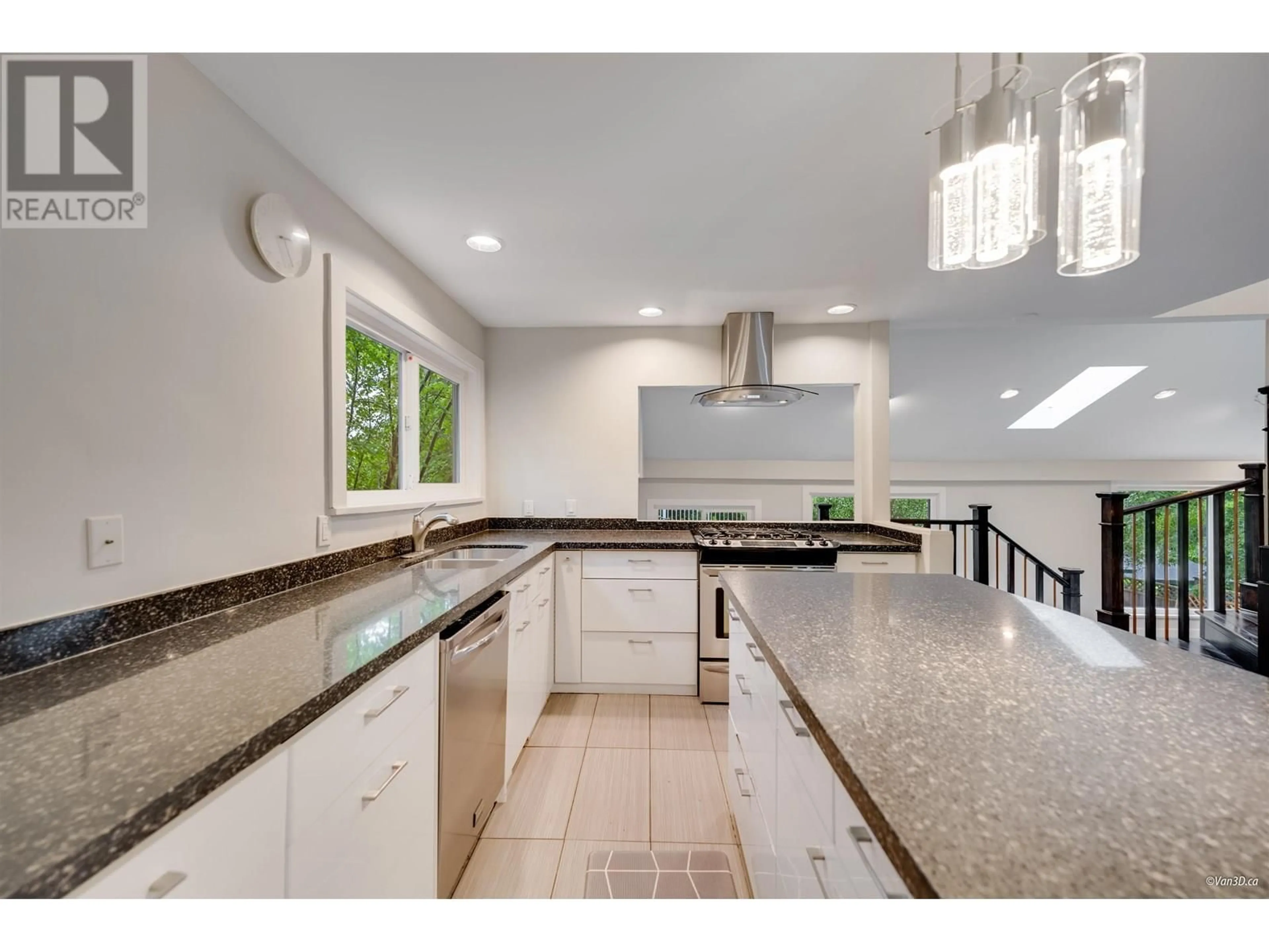 Open concept kitchen, ceramic/tile floor for 271 MONTROYAL BOULEVARD, North Vancouver British Columbia V7N4E4