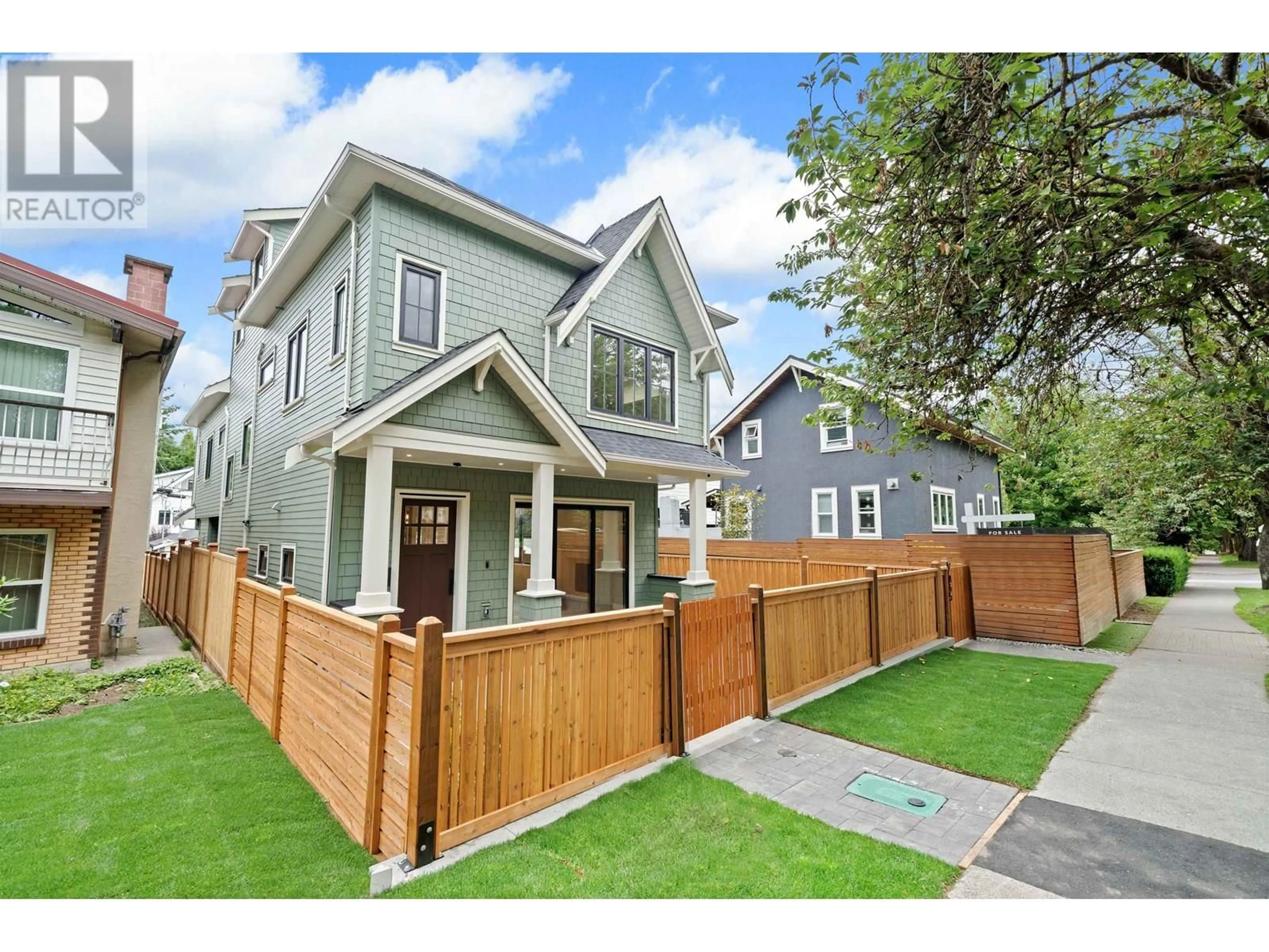 Home with vinyl exterior material, street for 1 - 865 23RD AVENUE, Vancouver British Columbia V5V1Y3