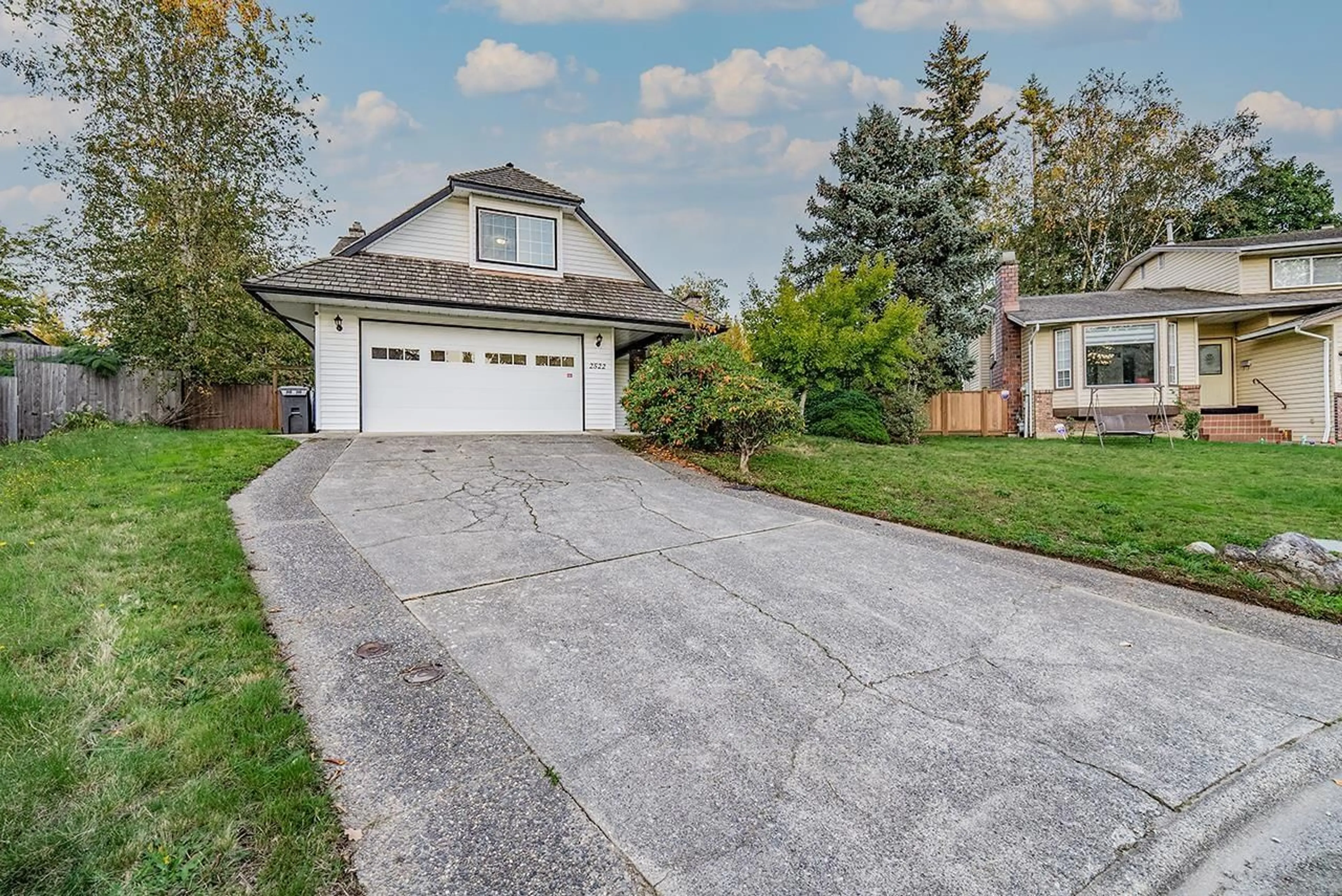 Home with vinyl exterior material, street for 2522 GROSVENOR, Abbotsford British Columbia V2S6R5