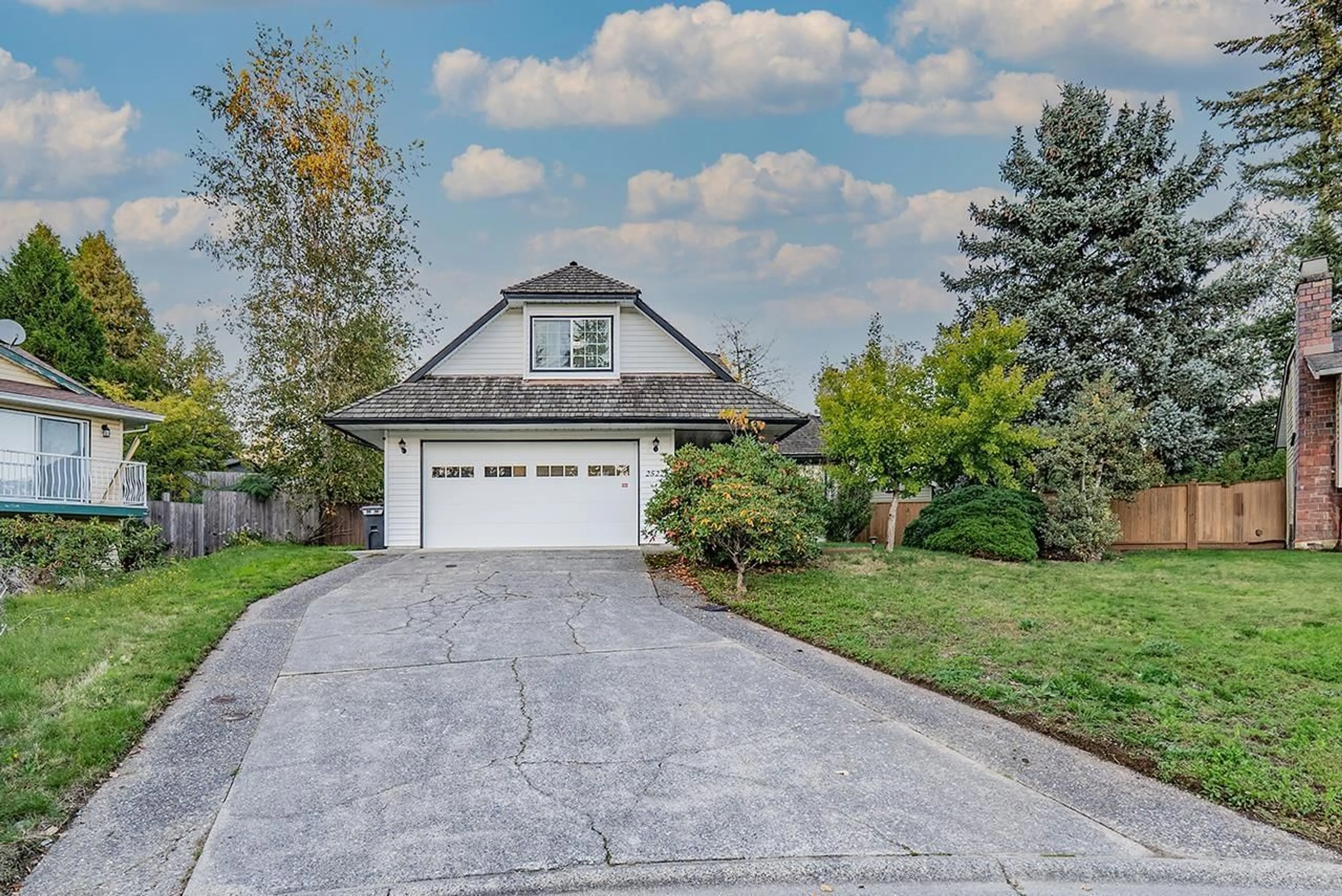 Home with vinyl exterior material, street for 2522 GROSVENOR, Abbotsford British Columbia V2S6R5