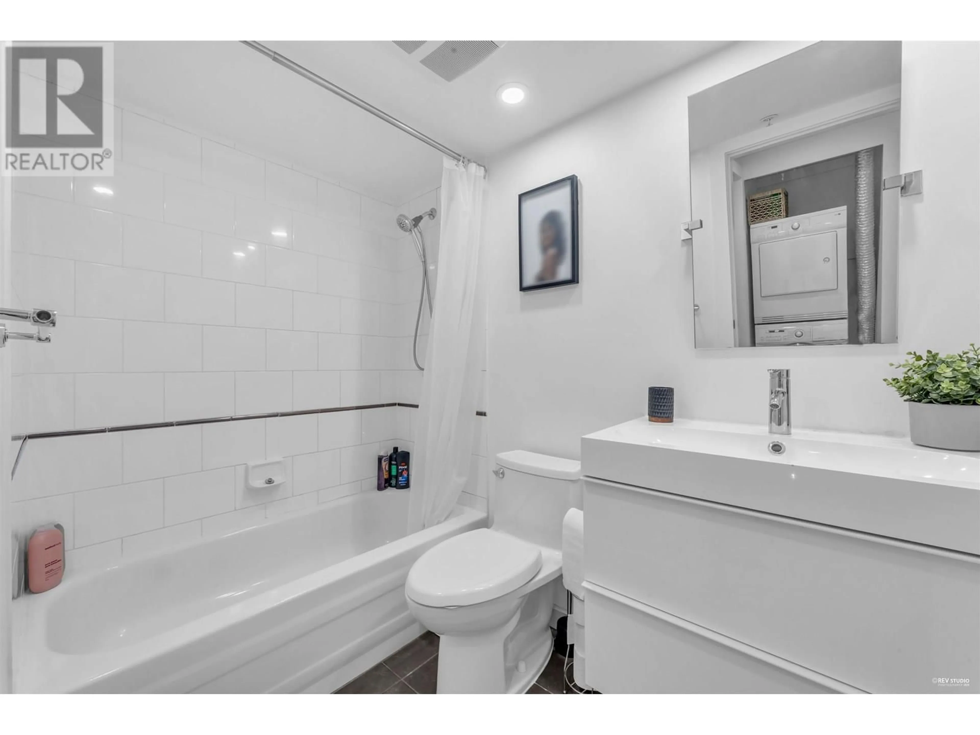 Standard bathroom, ceramic/tile floor for 2106 - 1331 GEORGIA STREET, Vancouver British Columbia V6E4P1