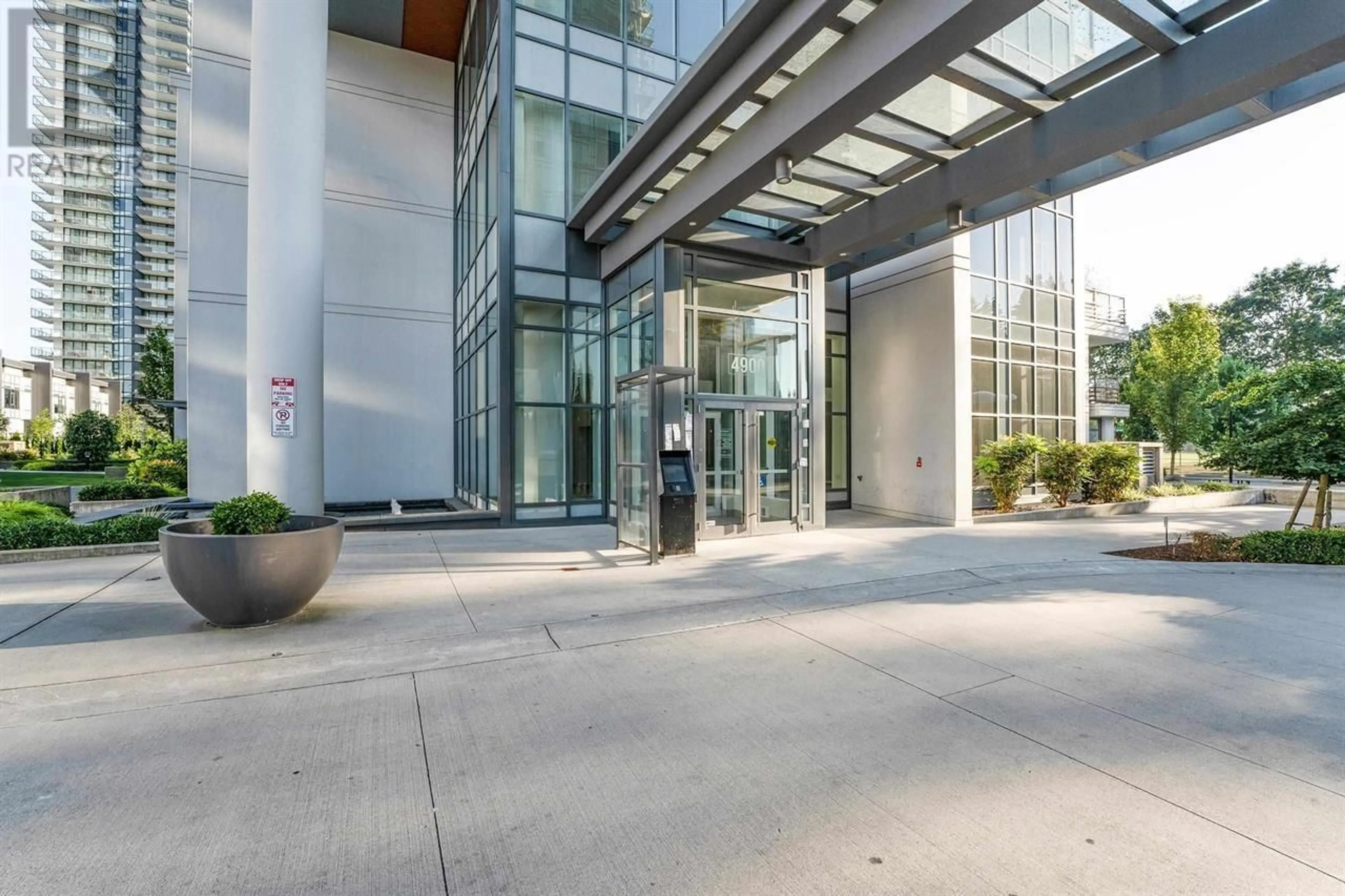 Indoor foyer for 1104 - 4900 LENNOX LANE, Burnaby British Columbia V5H0G9