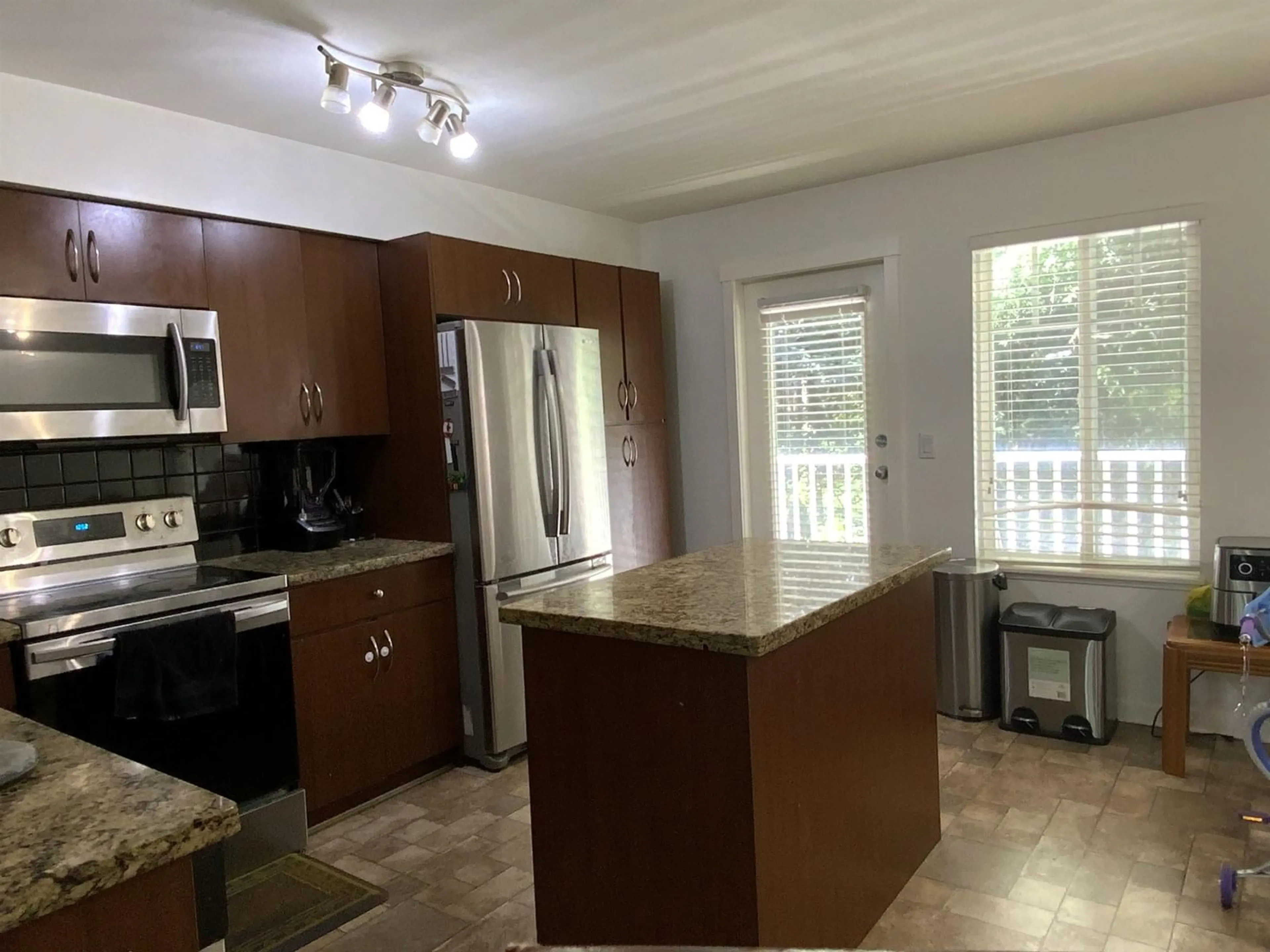 Standard kitchen, unknown for 96 - 12711 64, Surrey British Columbia V3W1X1