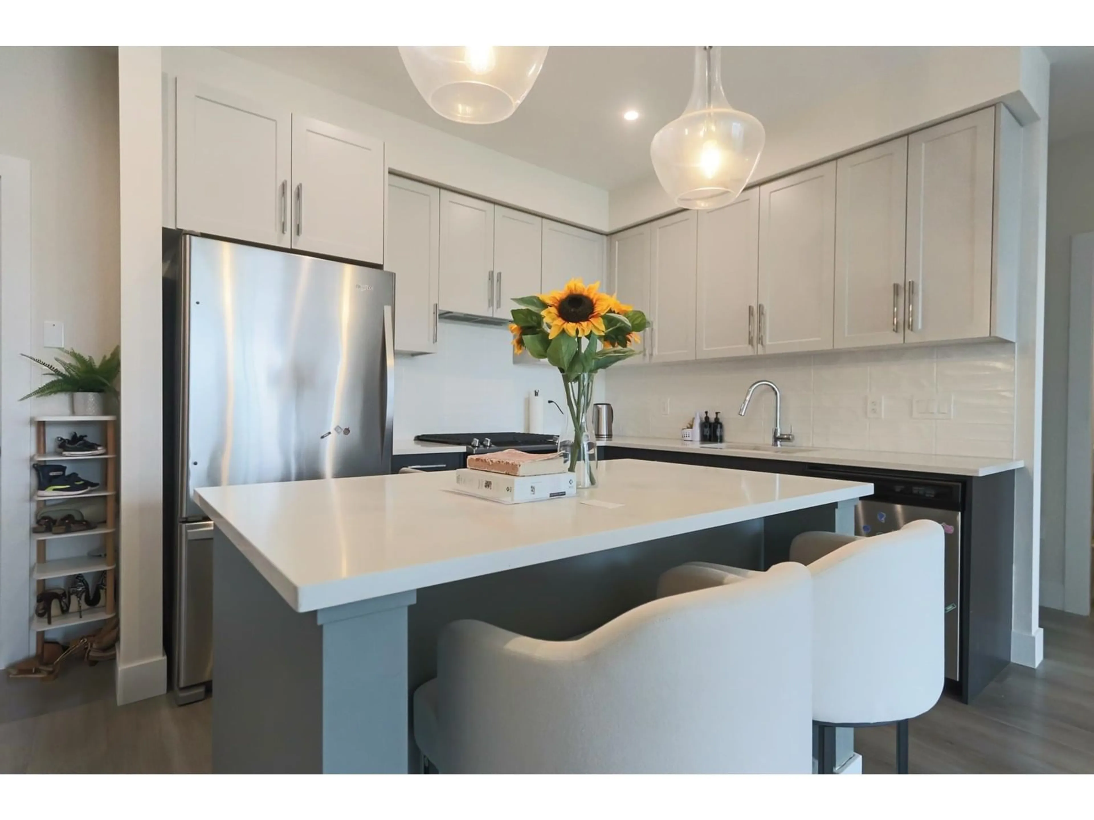 Contemporary kitchen, unknown for 310 - 32838 VENTURA, Abbotsford British Columbia V2S0M5