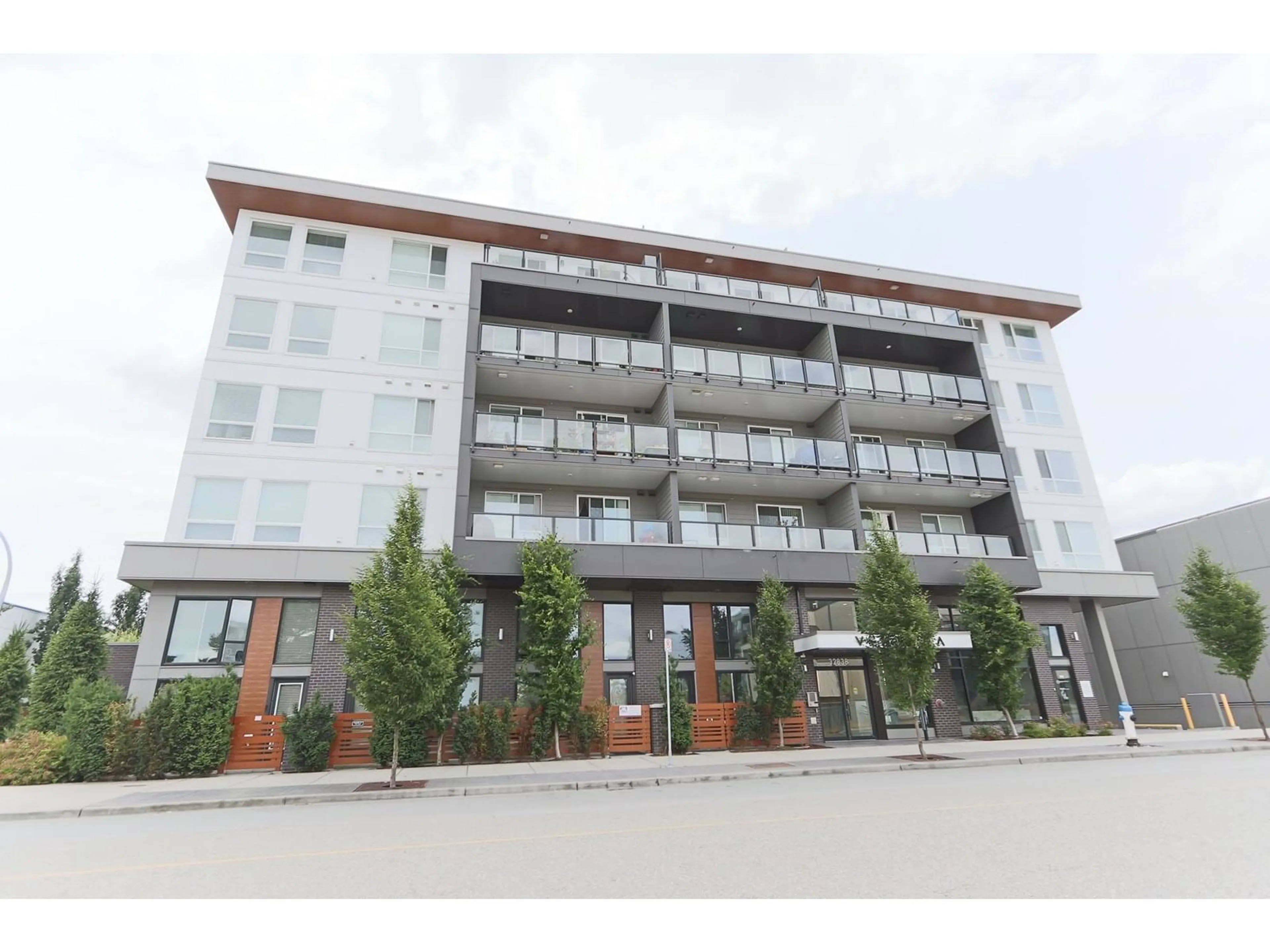 Patio, building for 310 - 32838 VENTURA, Abbotsford British Columbia V2S0M5