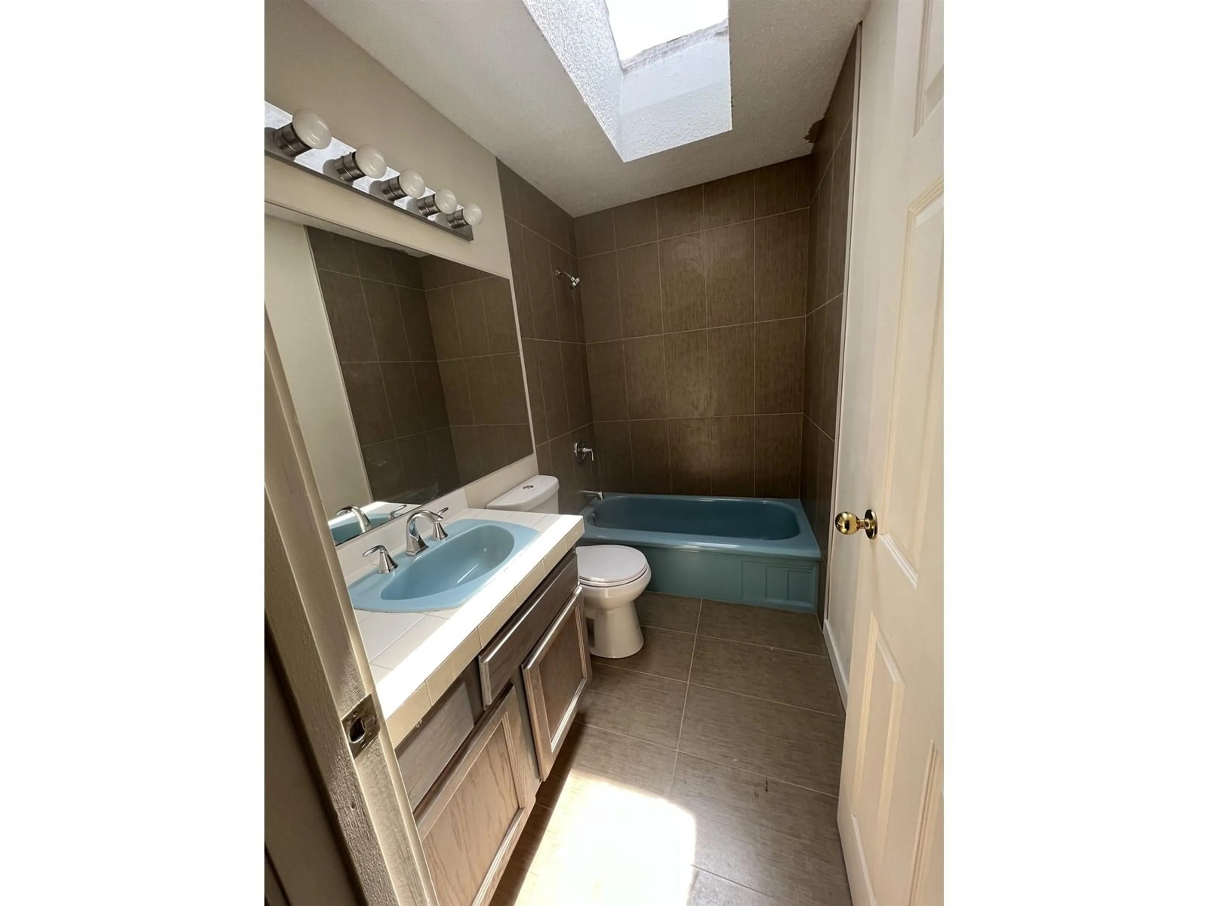 Standard bathroom, ceramic/tile floor for 14720 60, Surrey British Columbia V3S1R7
