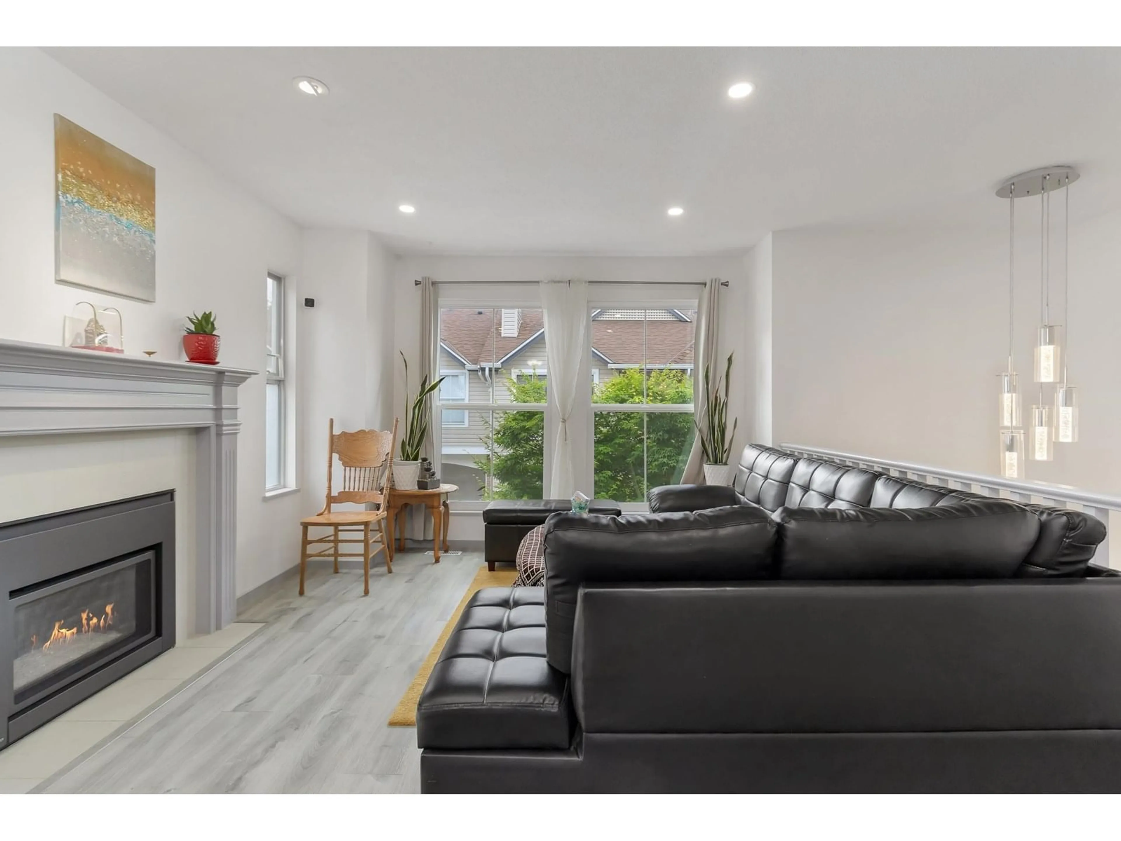 Living room with furniture, wood/laminate floor for 32 - 8716 WALNUT GROVE, Langley British Columbia V1M2K2