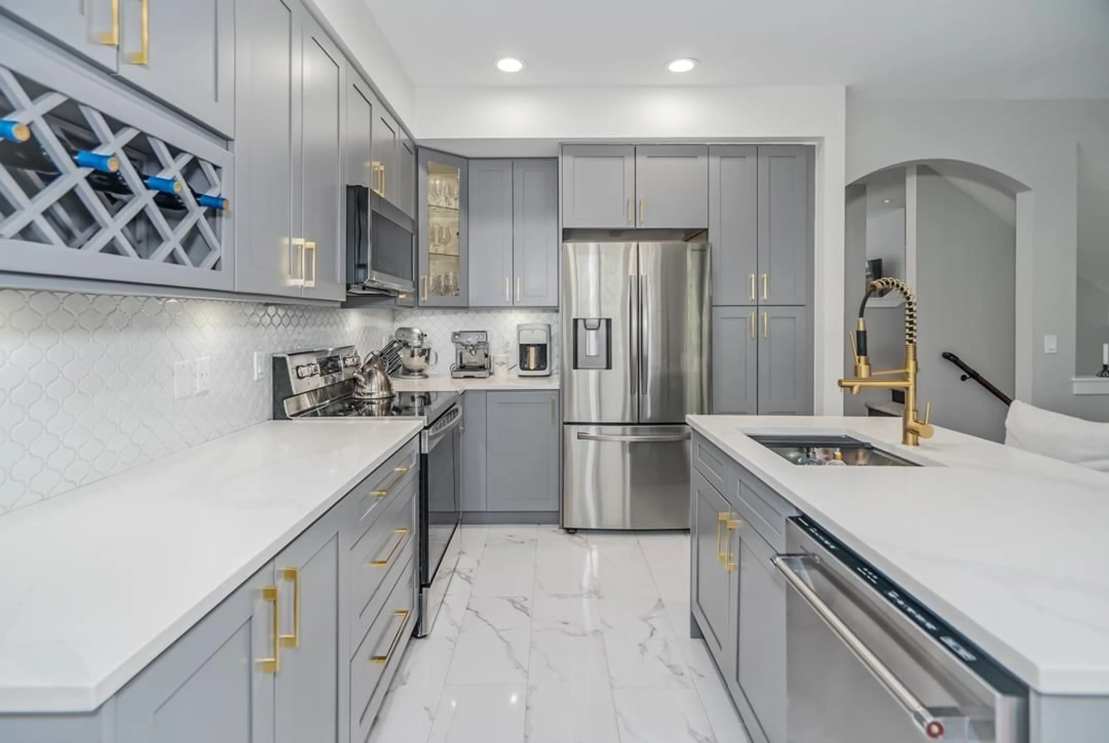 Contemporary kitchen, ceramic/tile floor for 81 - 35287 OLD YALE, Abbotsford British Columbia V3G8H5