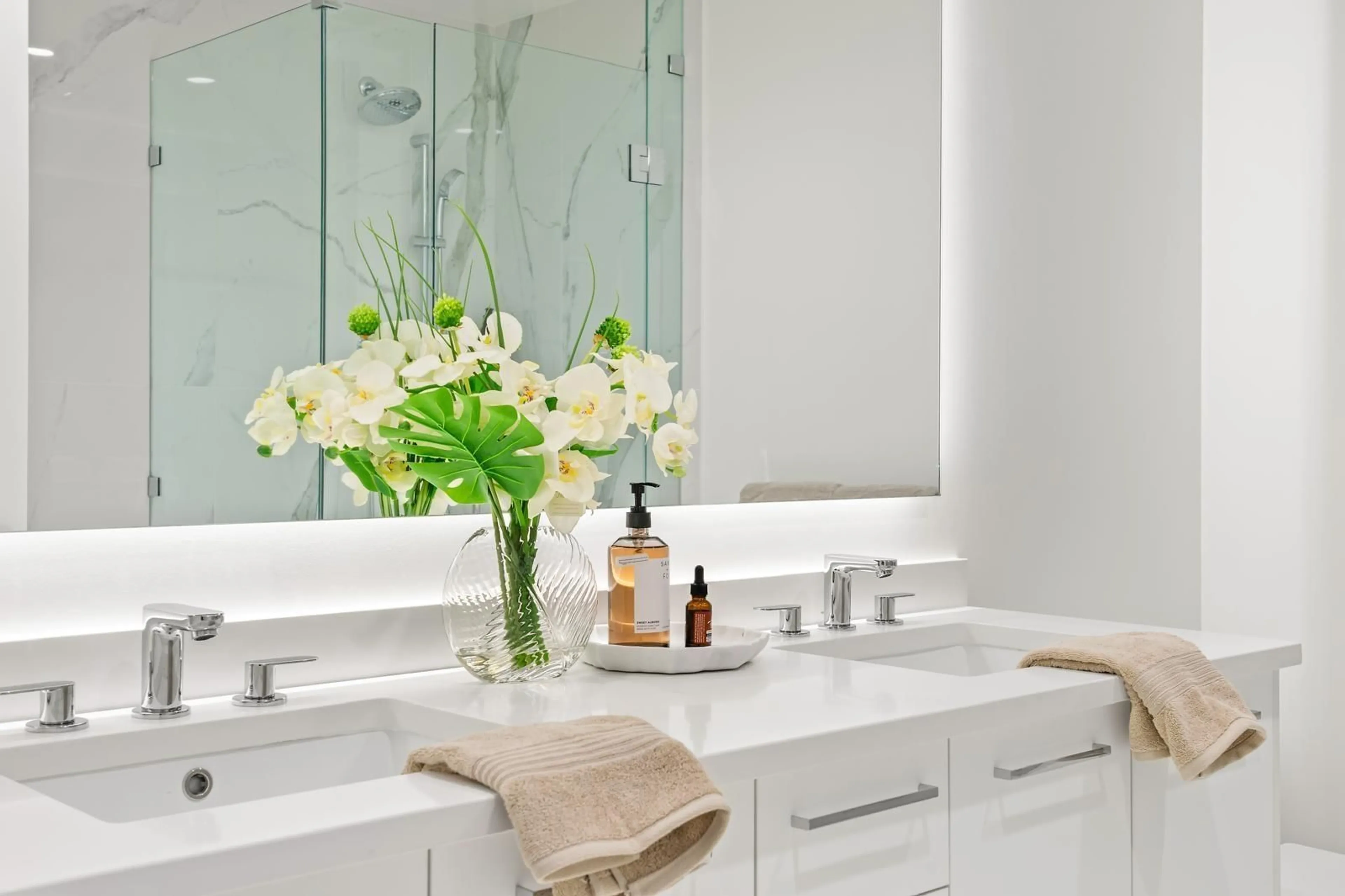 Contemporary bathroom, ceramic/tile floor for 1905 - 1588 JOHNSTON, White Rock British Columbia V4B0C5
