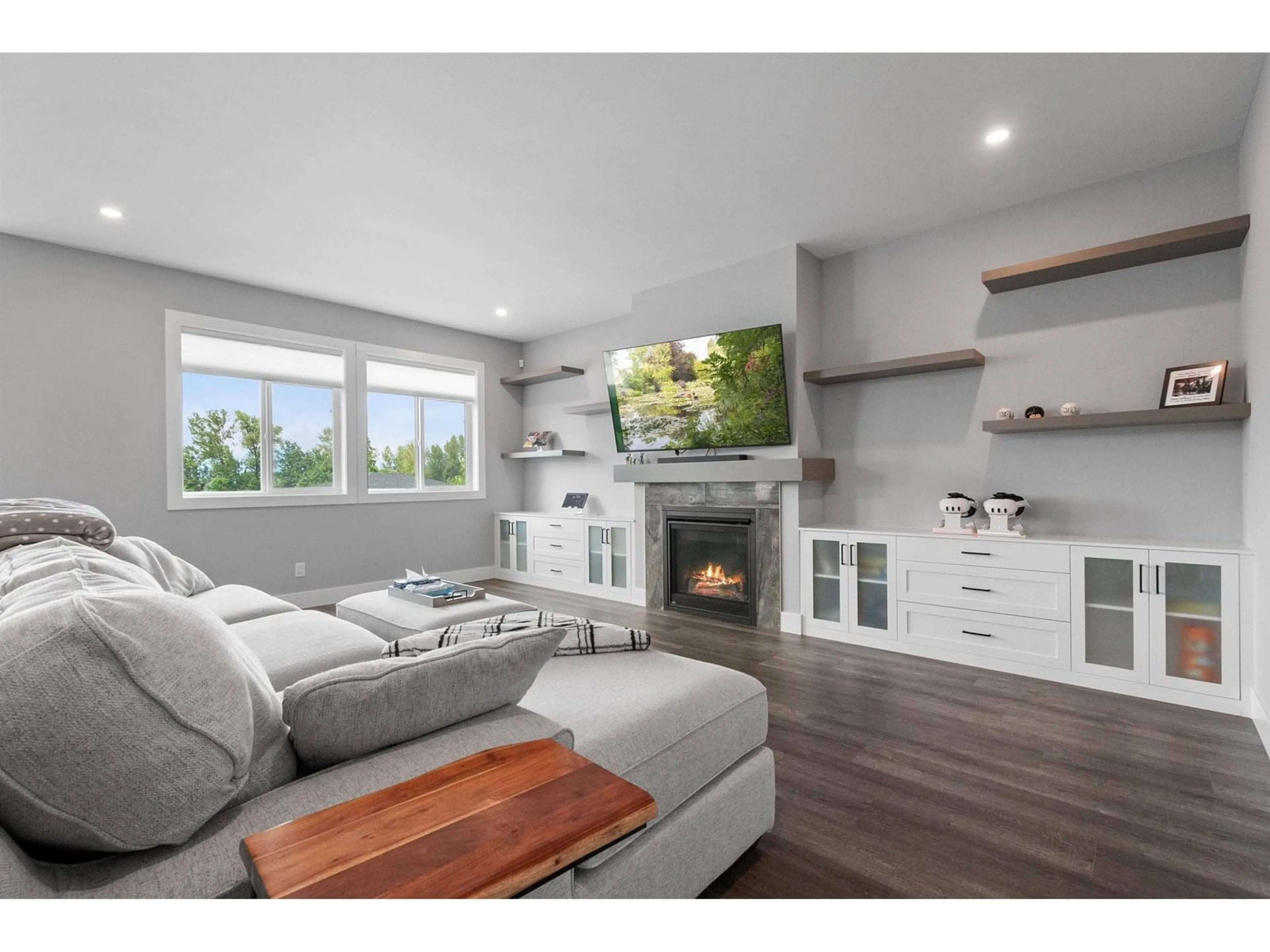 Living room with furniture, wood/laminate floor for 23 - 50778 LEDGESTONE PLACE, Chilliwack British Columbia V2P0E7
