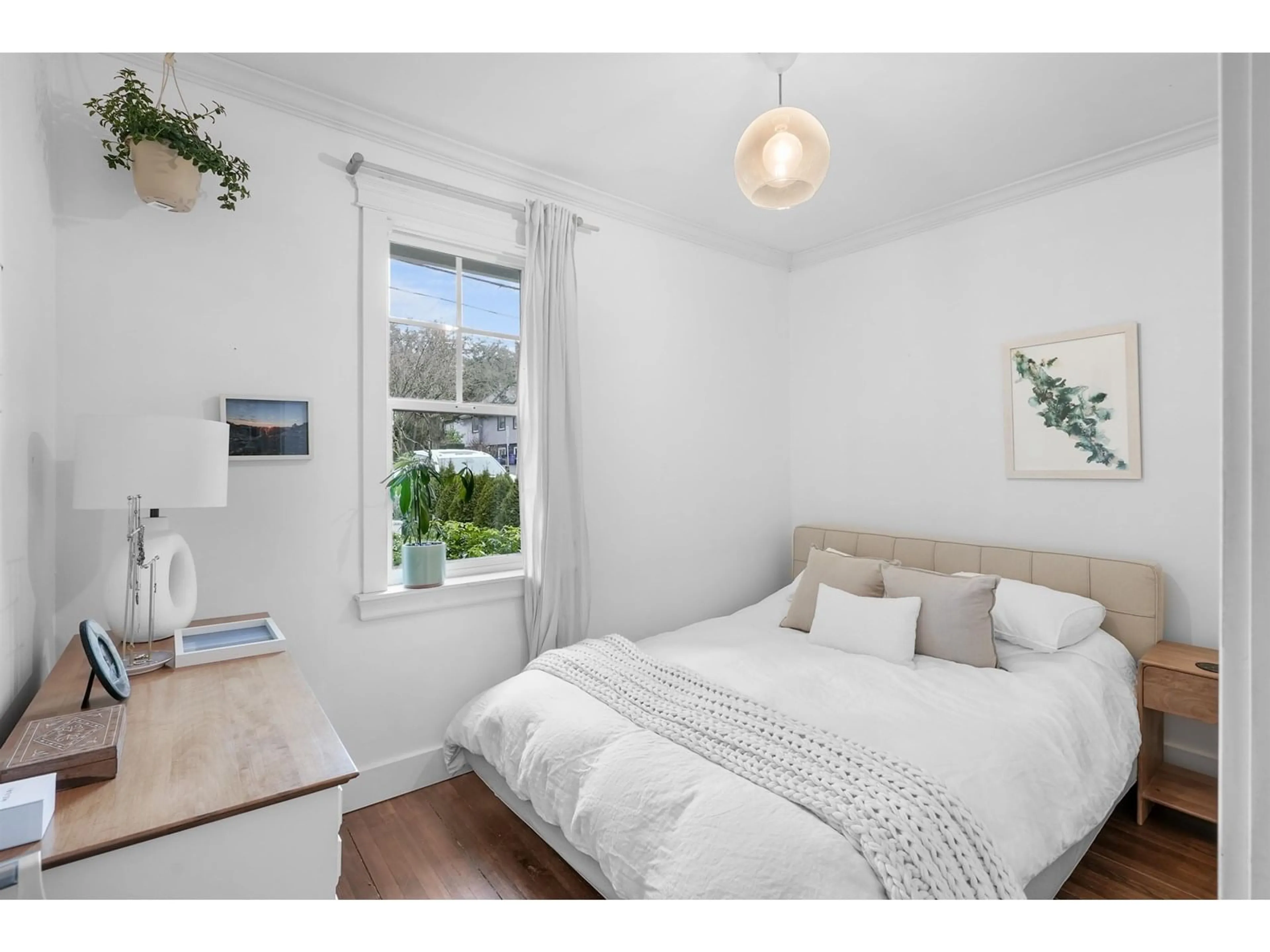 Bedroom with bed, wood/laminate floor for 828 KENT, White Rock British Columbia V4B4V8