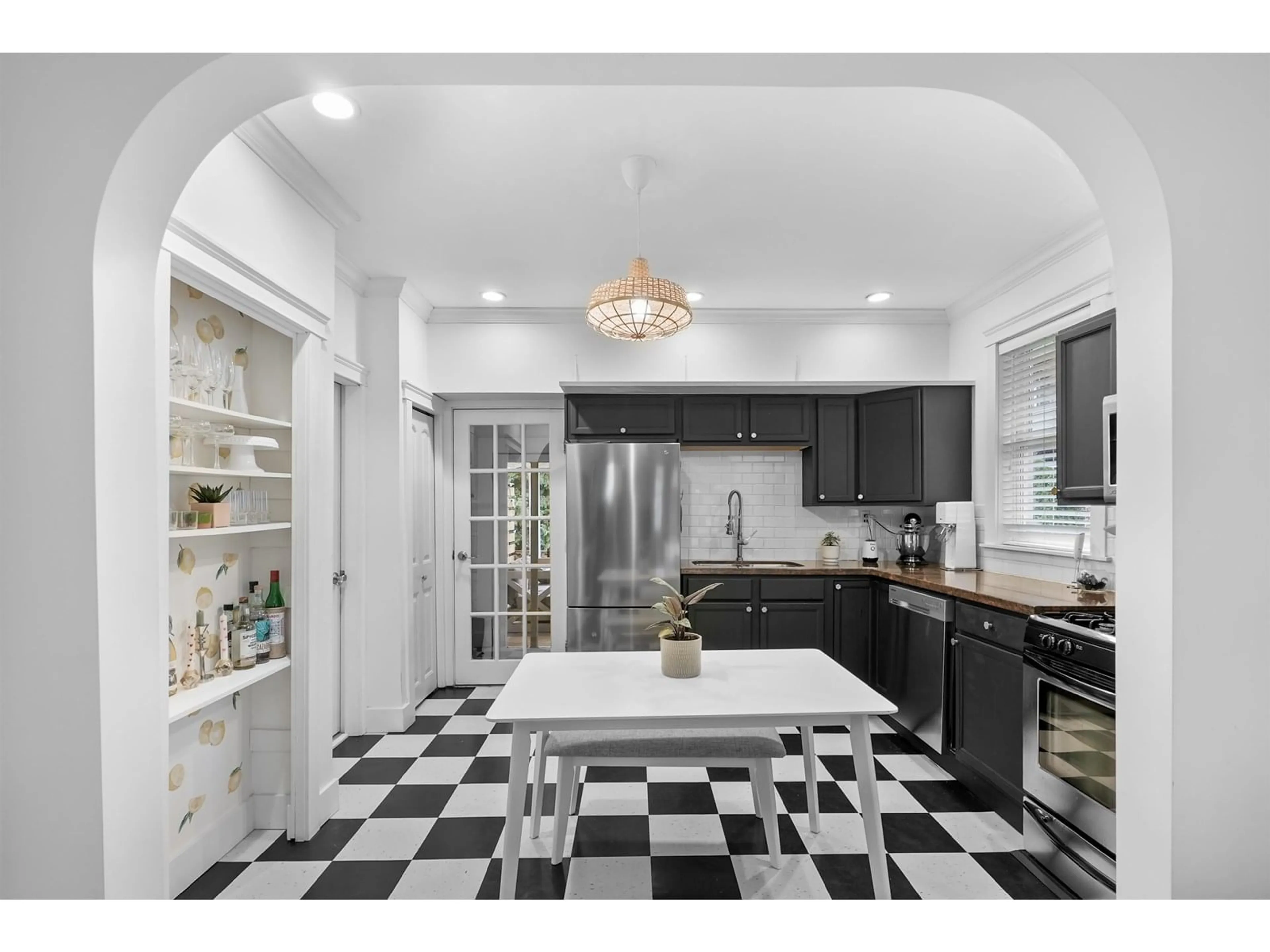 Open concept kitchen, ceramic/tile floor for 828 KENT, White Rock British Columbia V4B4V8