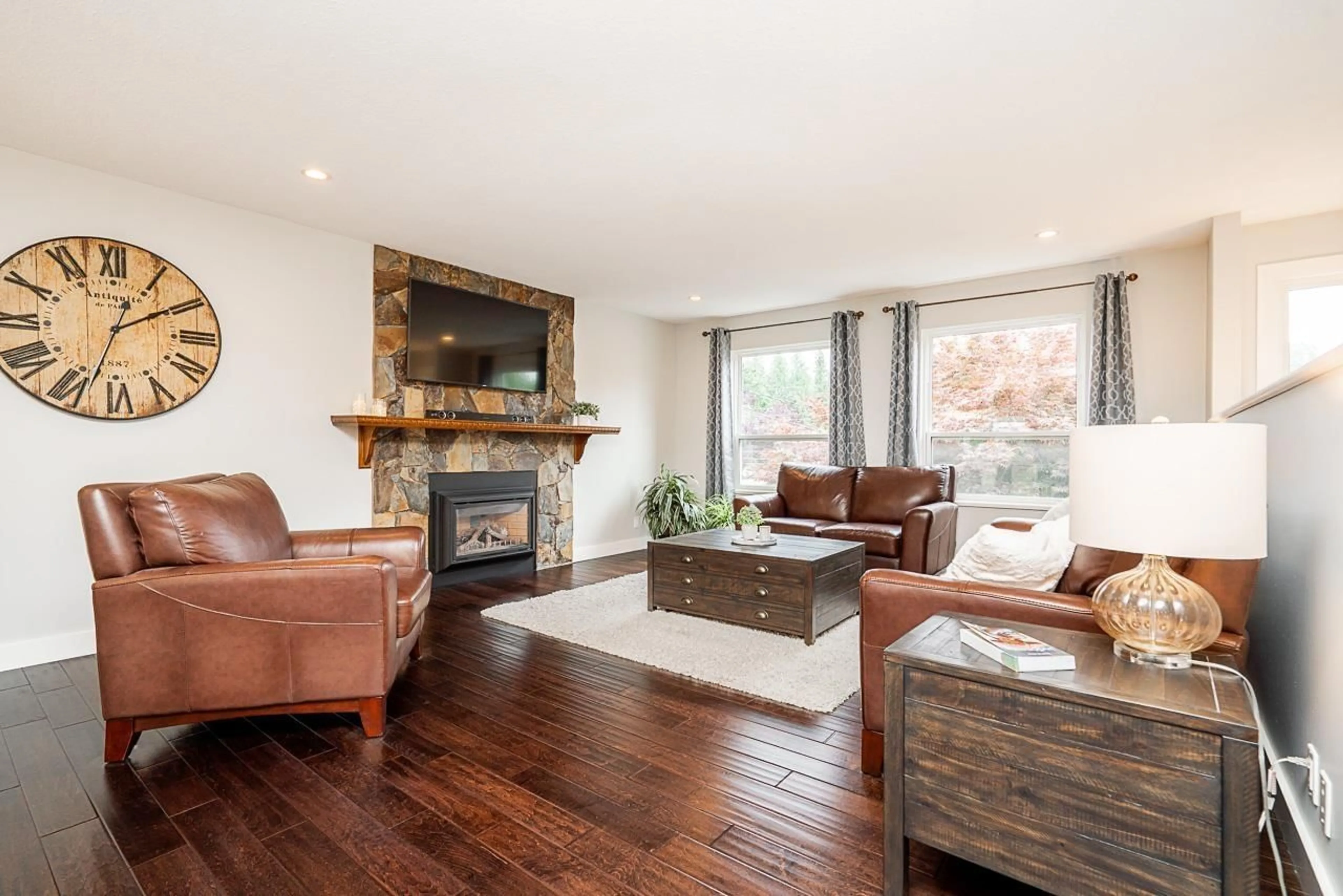 Living room with furniture, wood/laminate floor for 8923 204, Langley British Columbia V1M1Y5