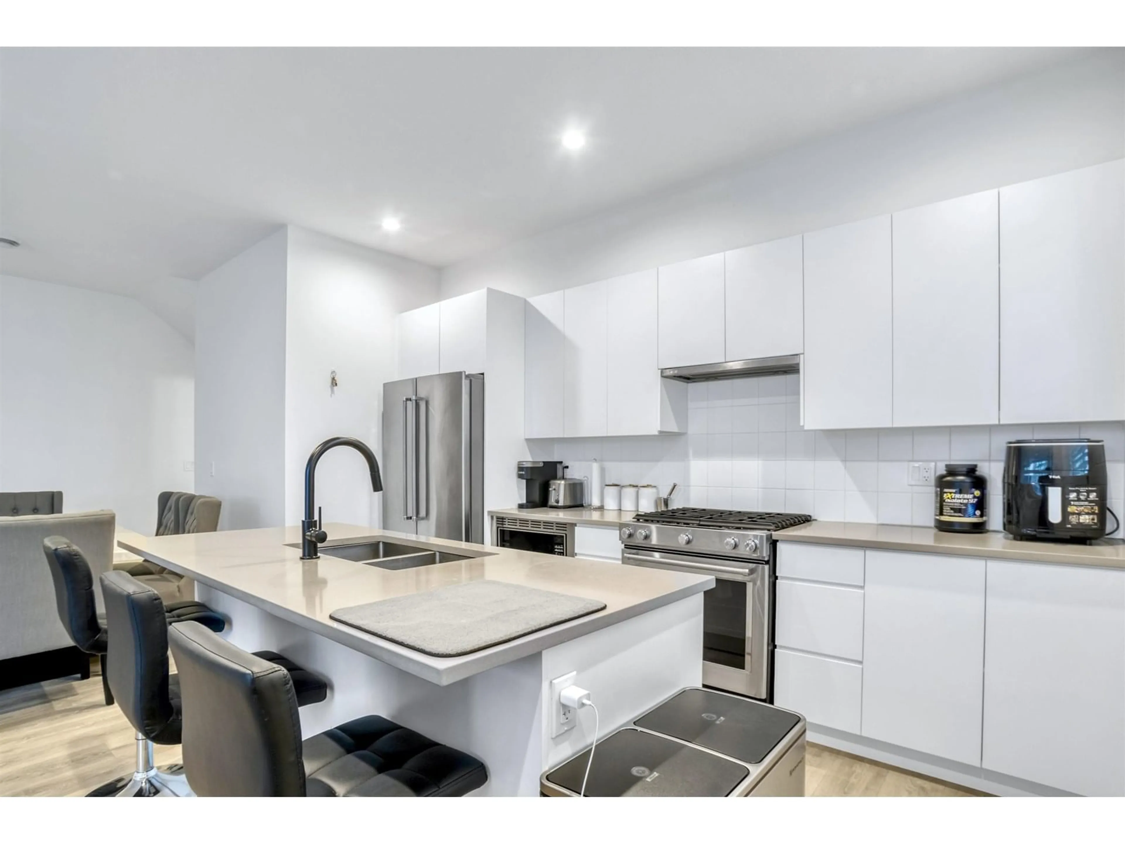 Open concept kitchen, ceramic/tile floor for 79 - 16433 19, Surrey British Columbia V3Z0Z1