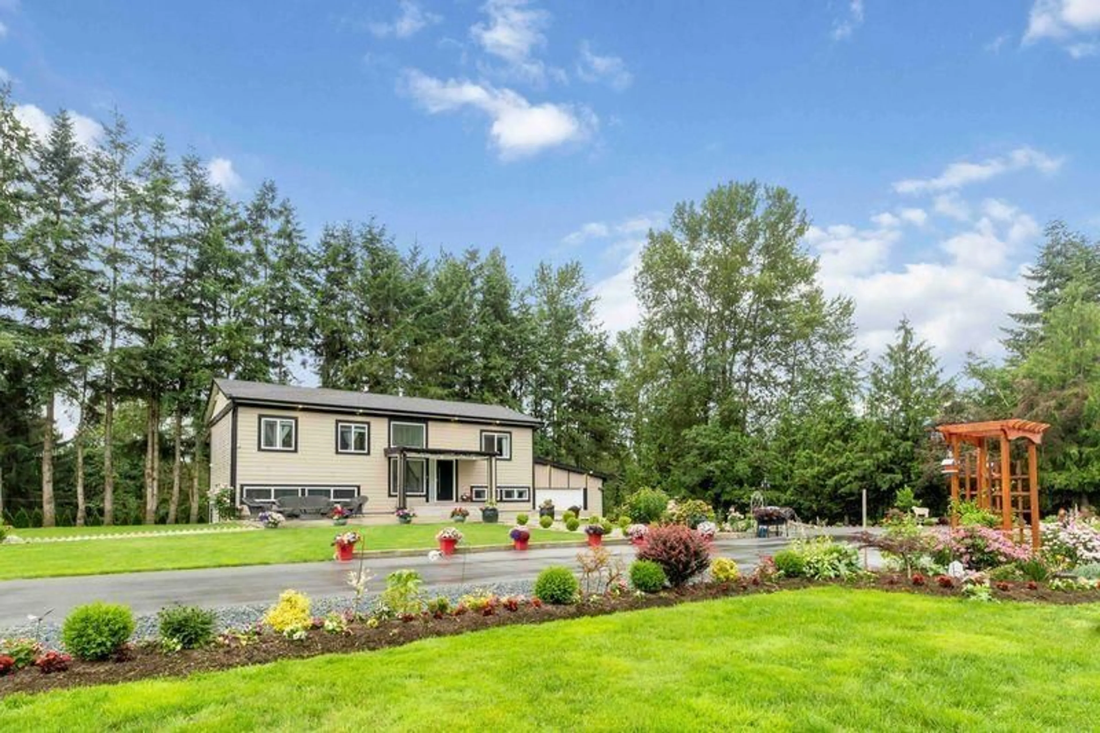 A pic from outside/outdoor area/front of a property/back of a property/a pic from drone, mountain view for 1770 252, Langley British Columbia V4W2E3
