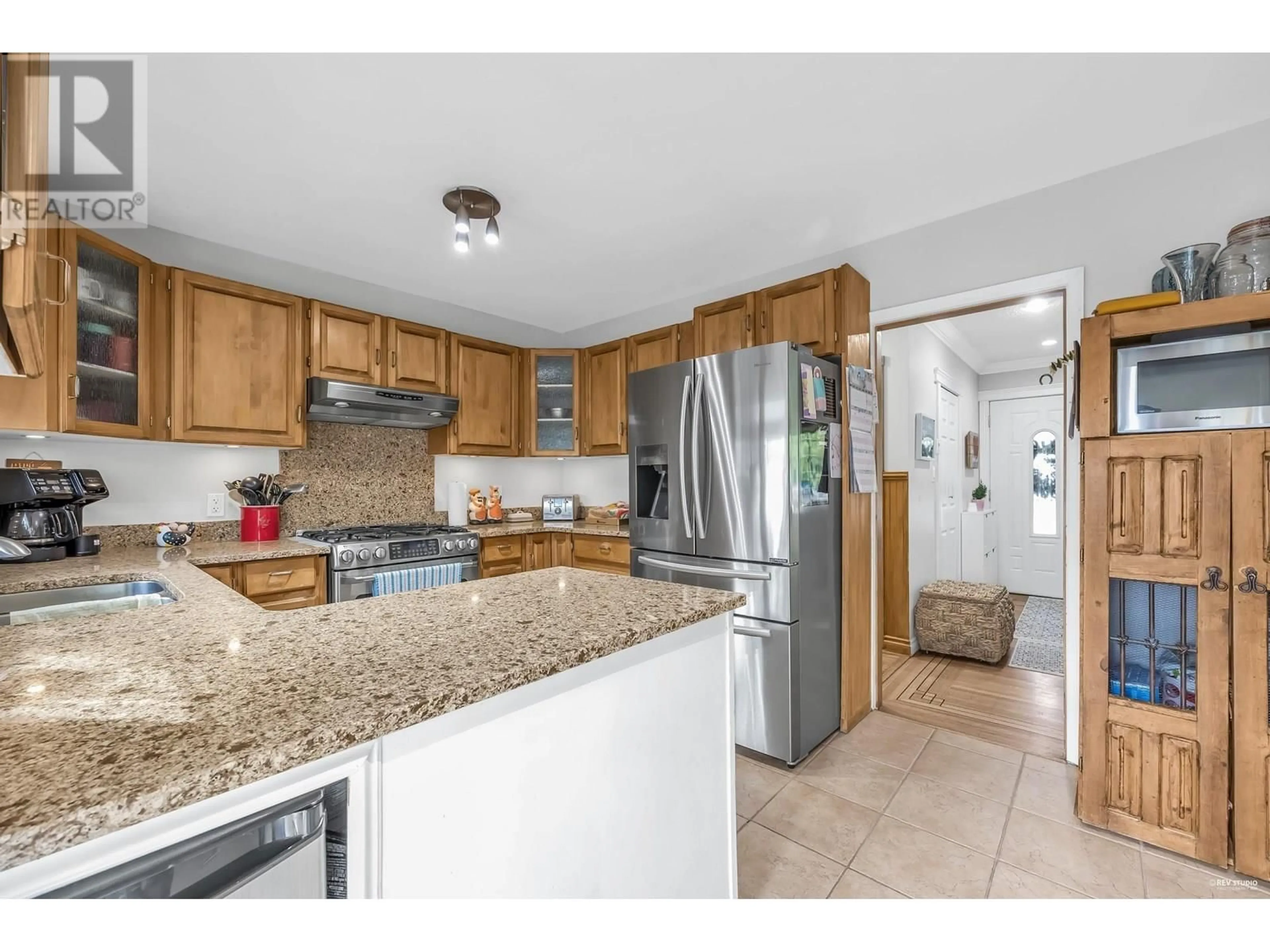Open concept kitchen, ceramic/tile floor for 3624 FLINT STREET, Port Coquitlam British Columbia V3B4J8