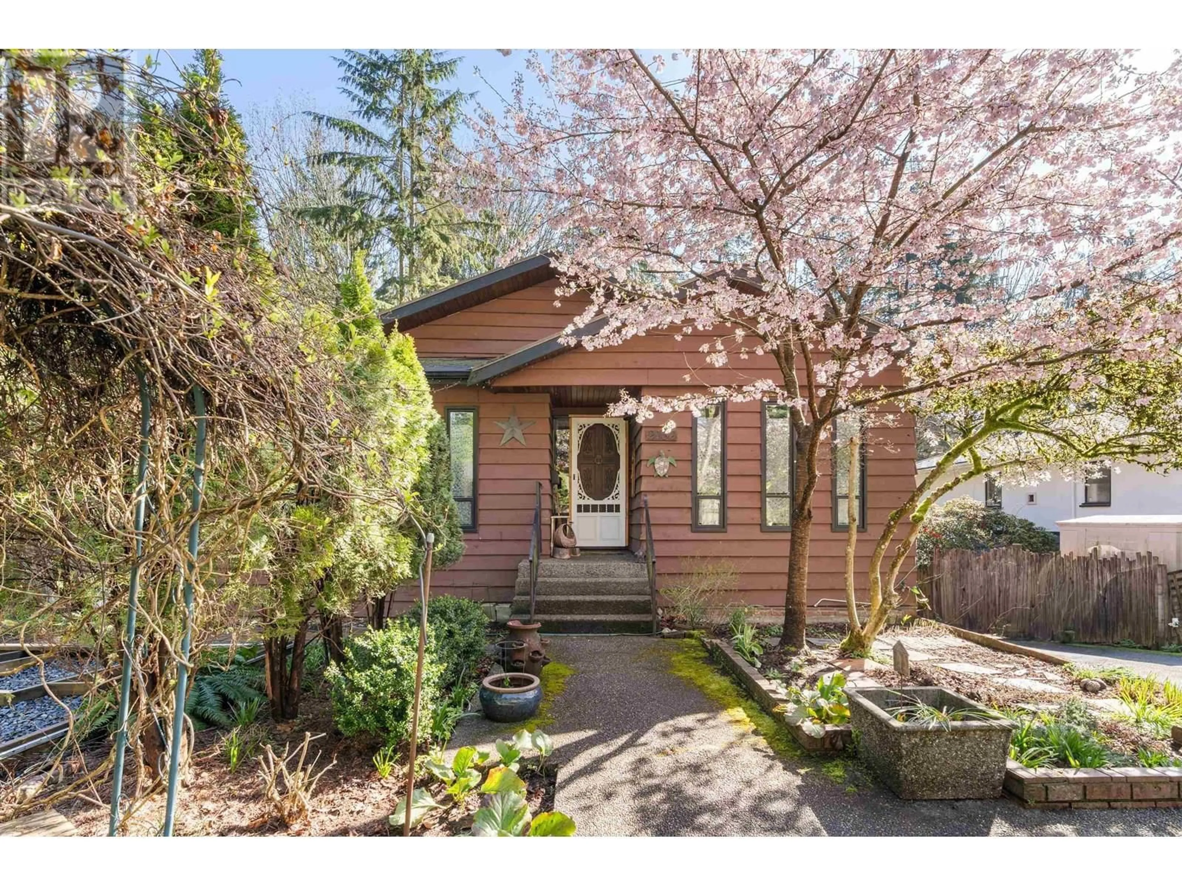 Unknown for 2152 MACKAY AVENUE, North Vancouver British Columbia V7P2M7