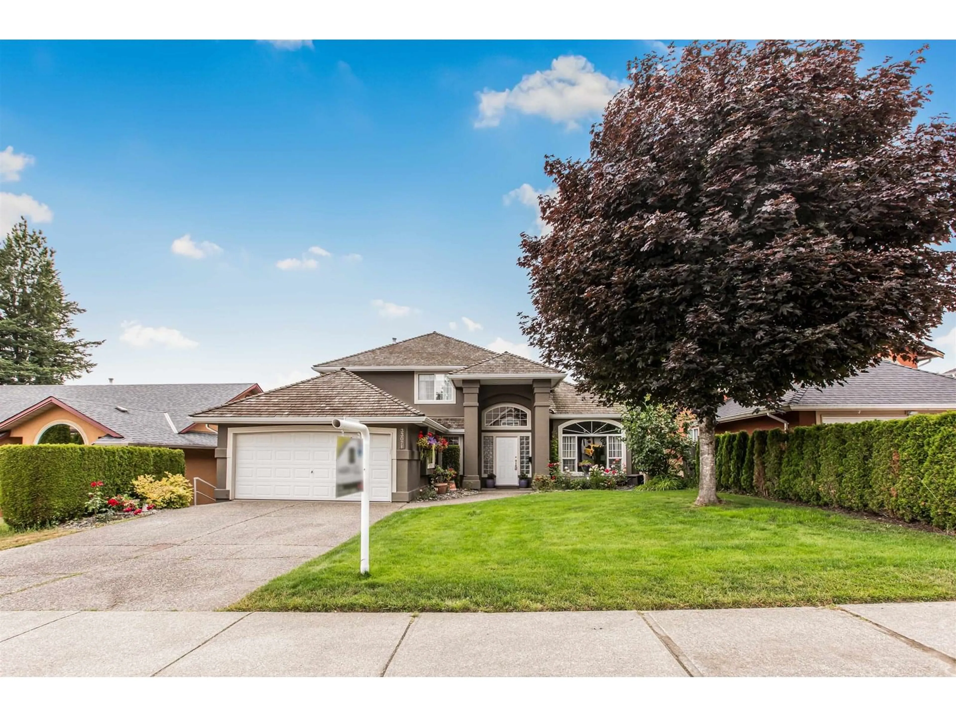 Home with vinyl exterior material, street for 33071 HAWTHORNE, Mission British Columbia V2V6Z1