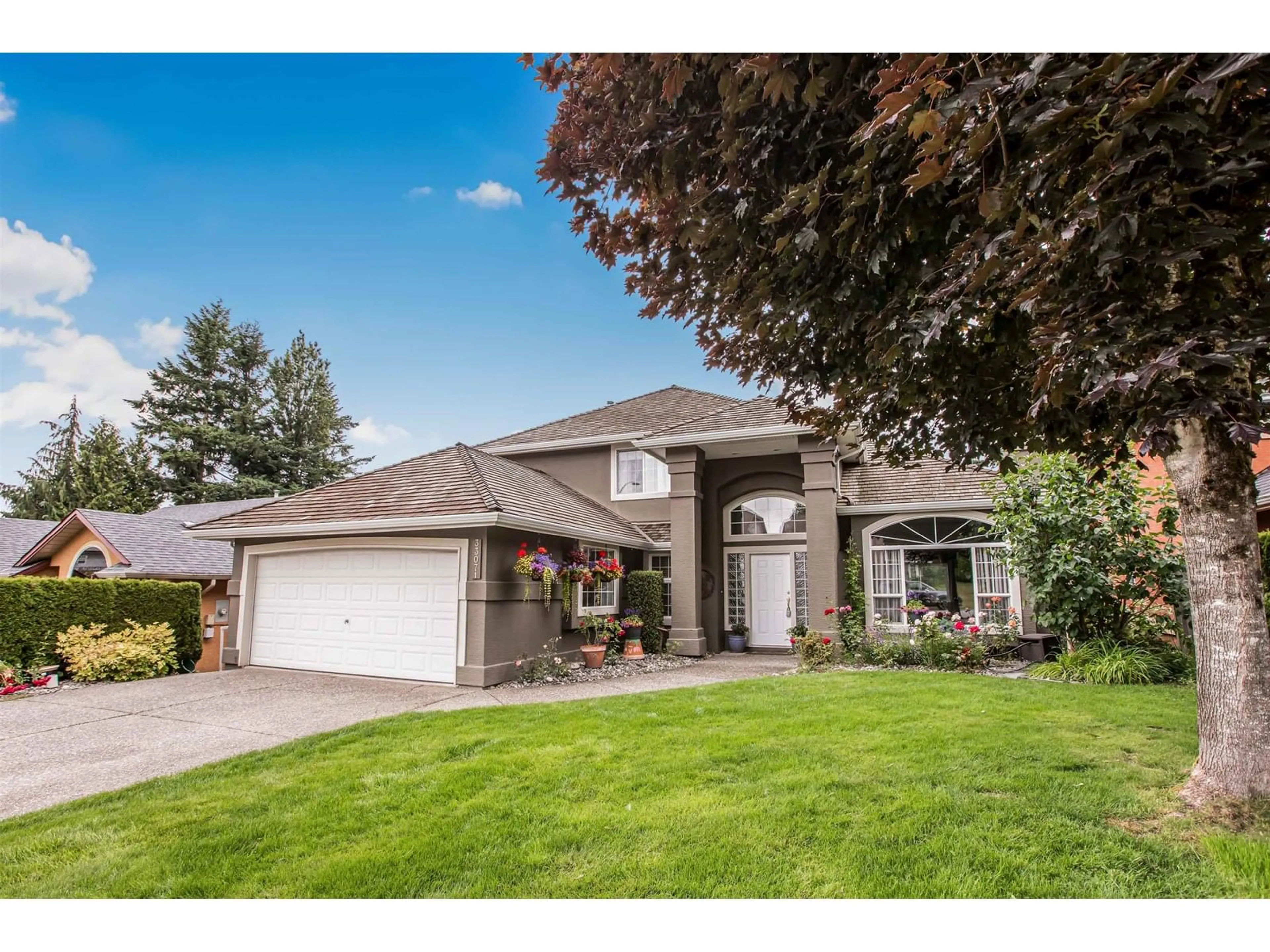 Home with vinyl exterior material, street for 33071 HAWTHORNE, Mission British Columbia V2V6Z1