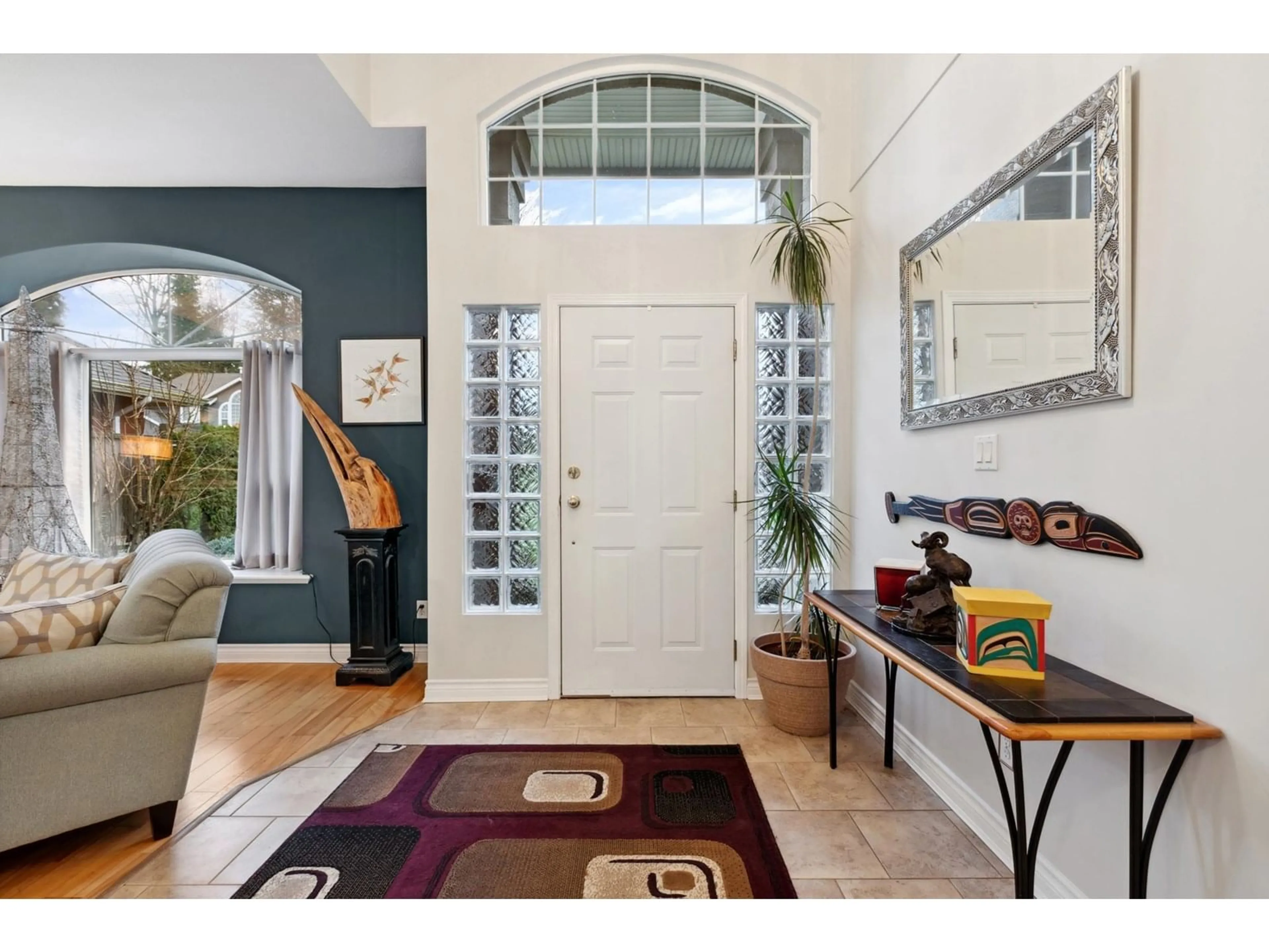 Indoor entryway for 33071 HAWTHORNE, Mission British Columbia V2V6Z1
