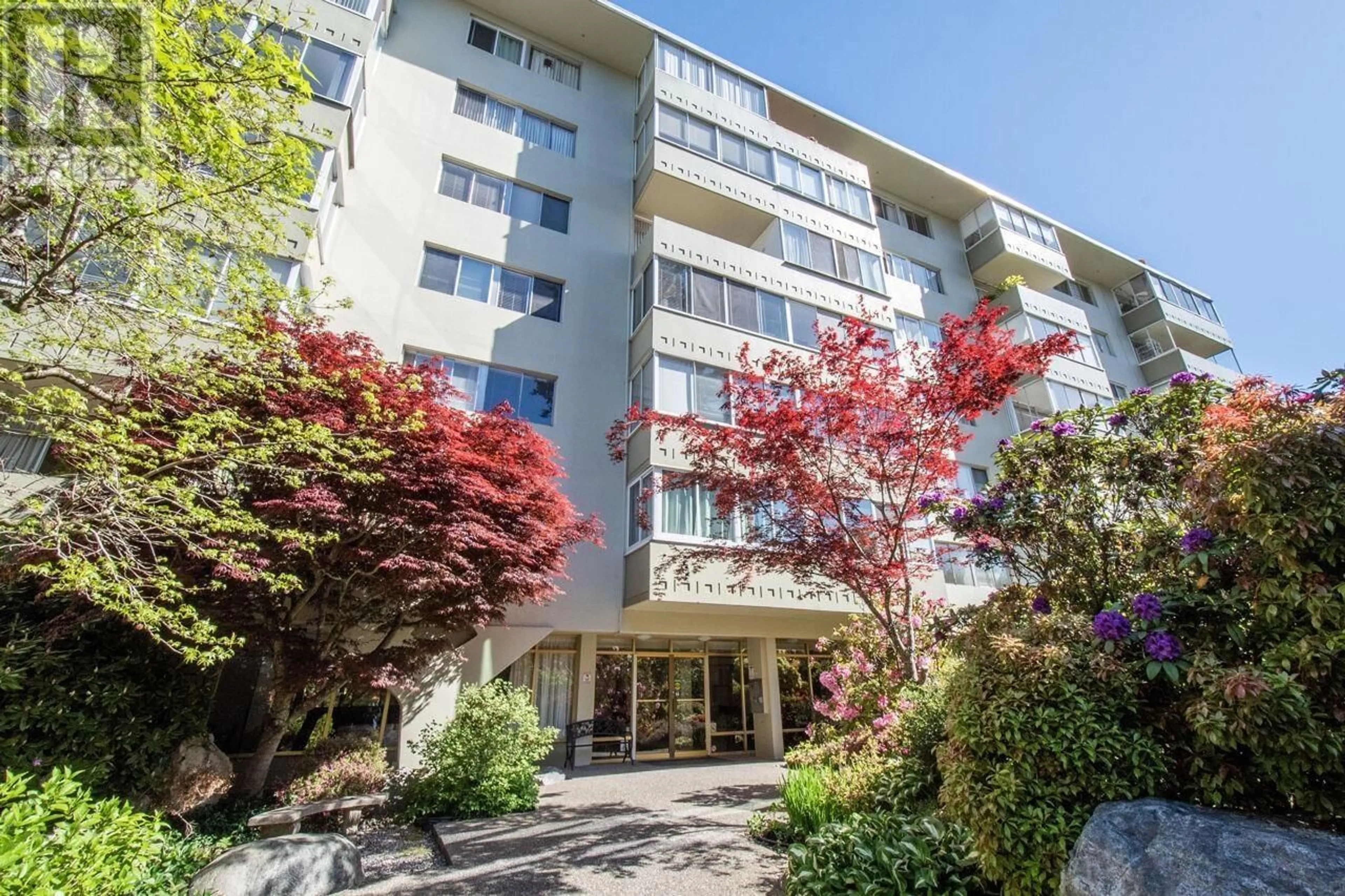 Indoor foyer for 108 - 1425 ESQUIMALT AVENUE, West Vancouver British Columbia V7T1L1