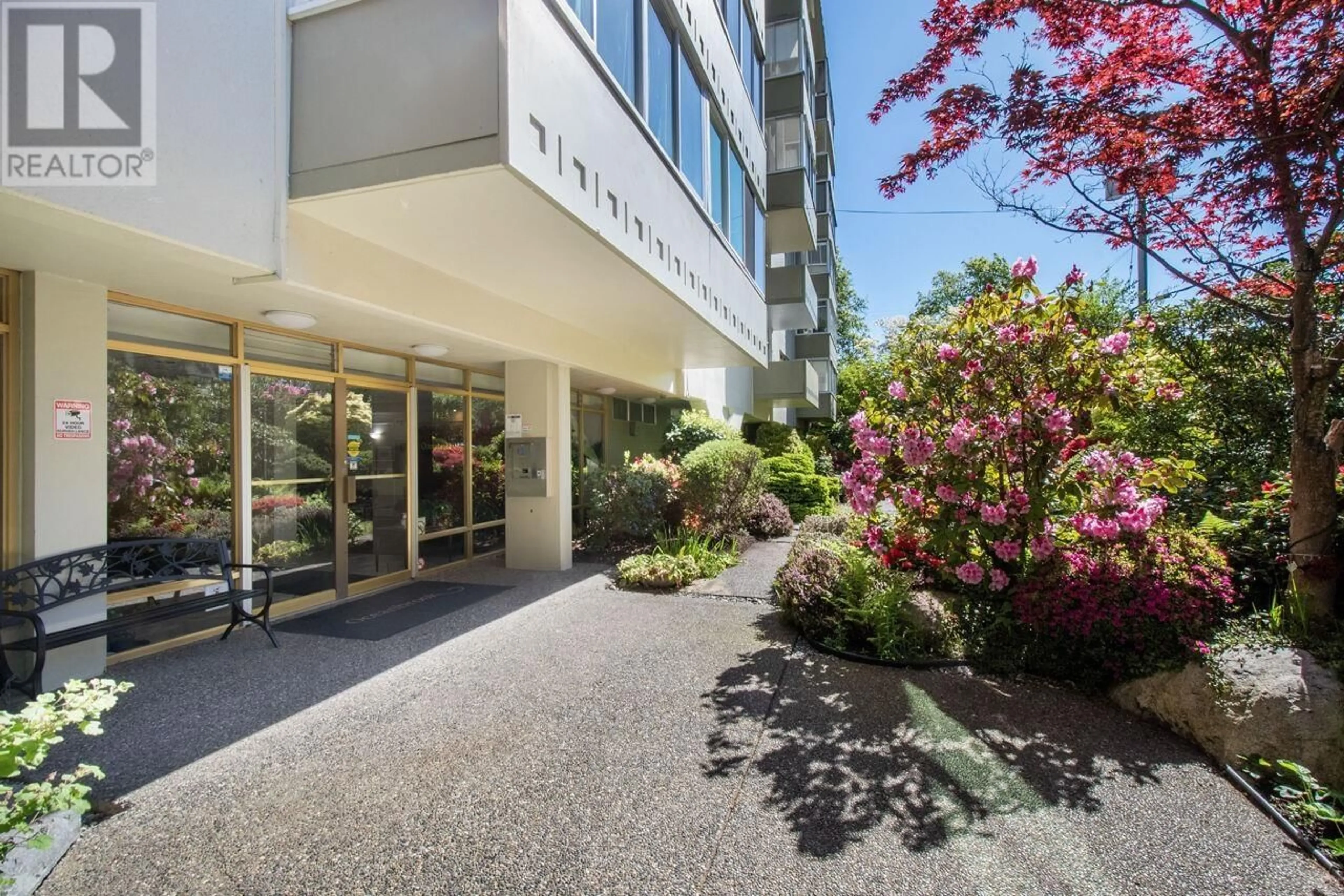 Indoor foyer for 108 - 1425 ESQUIMALT AVENUE, West Vancouver British Columbia V7T1L1