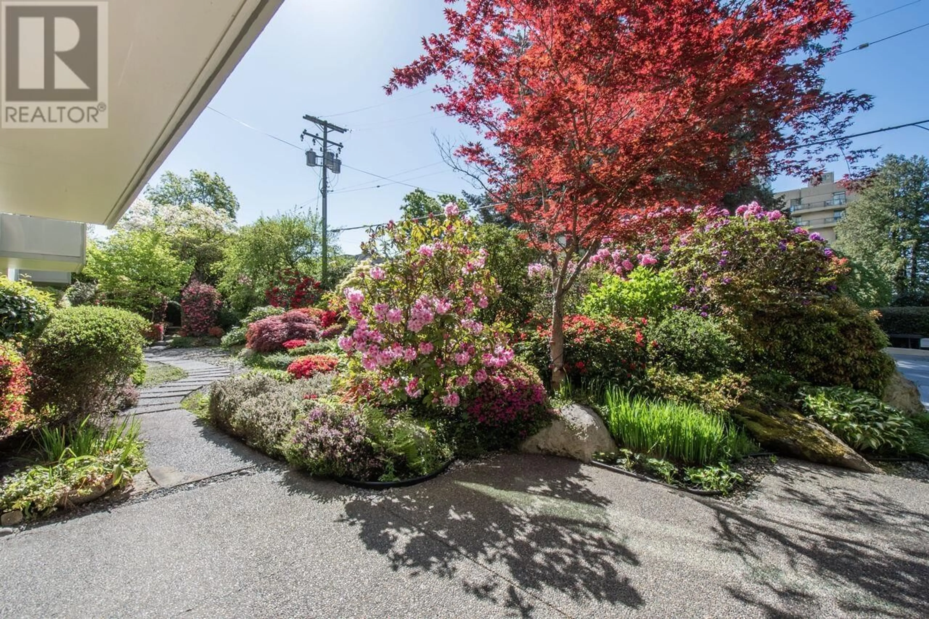 Patio, street for 108 - 1425 ESQUIMALT AVENUE, West Vancouver British Columbia V7T1L1