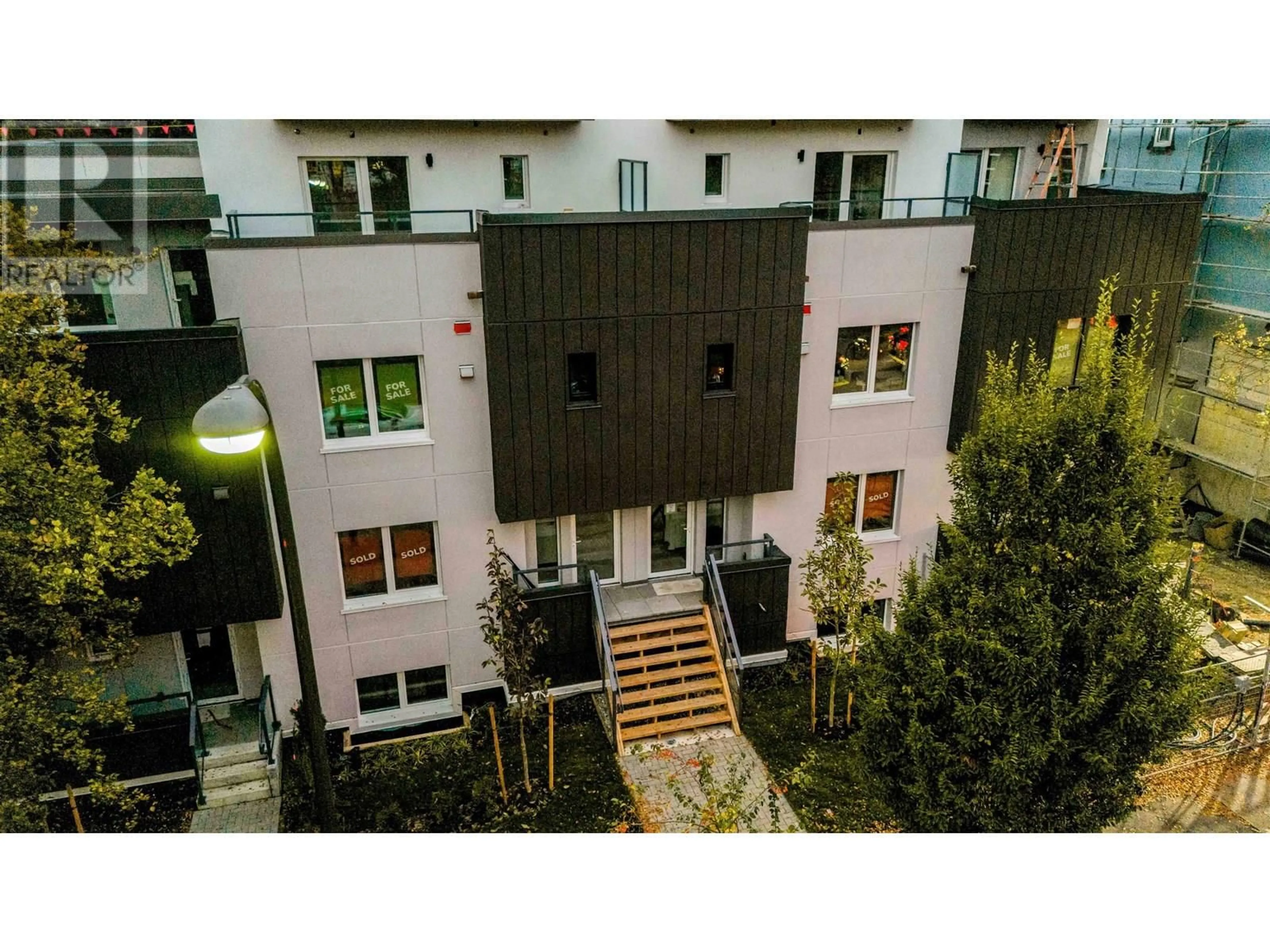 A pic from outside/outdoor area/front of a property/back of a property/a pic from drone, building for 2069 1ST AVENUE, Vancouver British Columbia V5N1B6