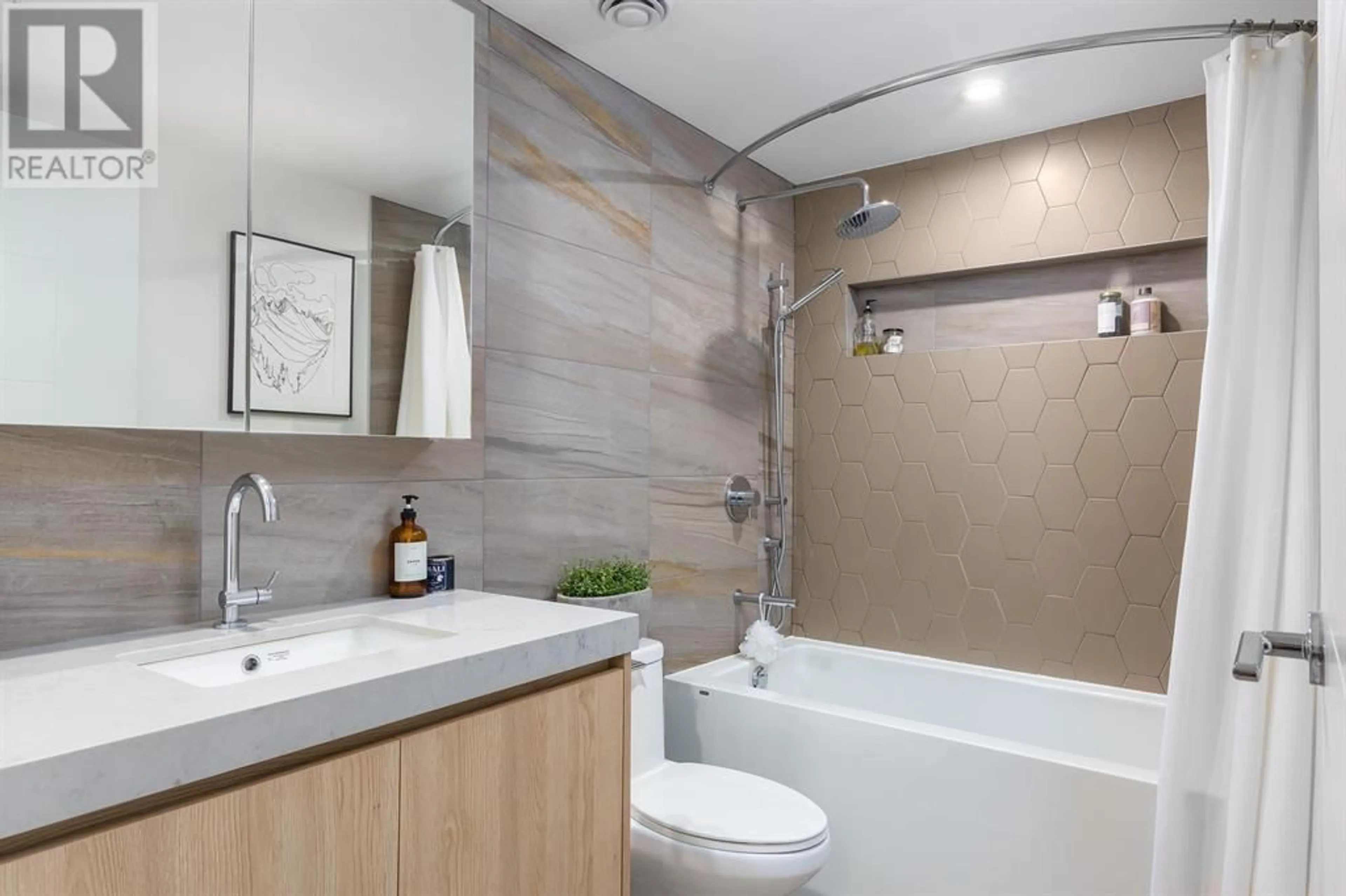 Standard bathroom, ceramic/tile floor for 421 - 38362 BUCKLEY AVENUE, Squamish British Columbia V8B0J8