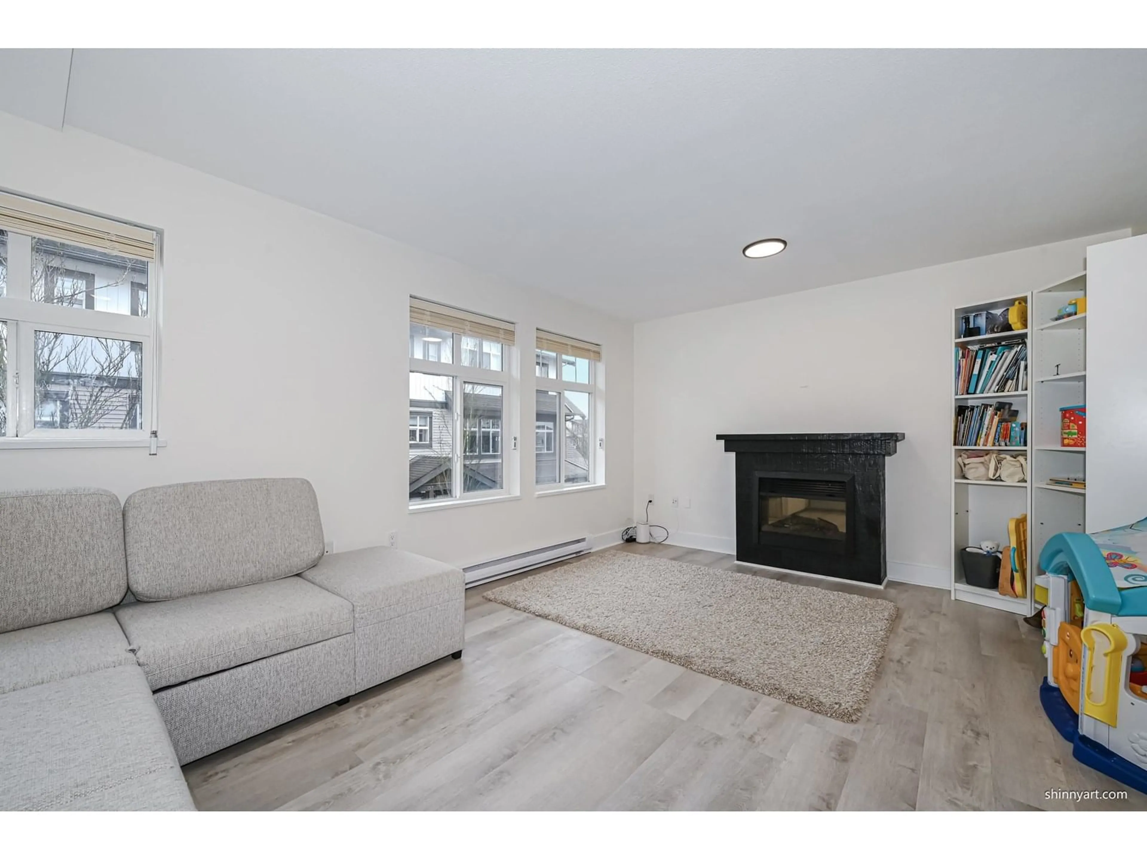 Living room with furniture, wood/laminate floor for 167 - 16177 83, Surrey British Columbia V4N5T3