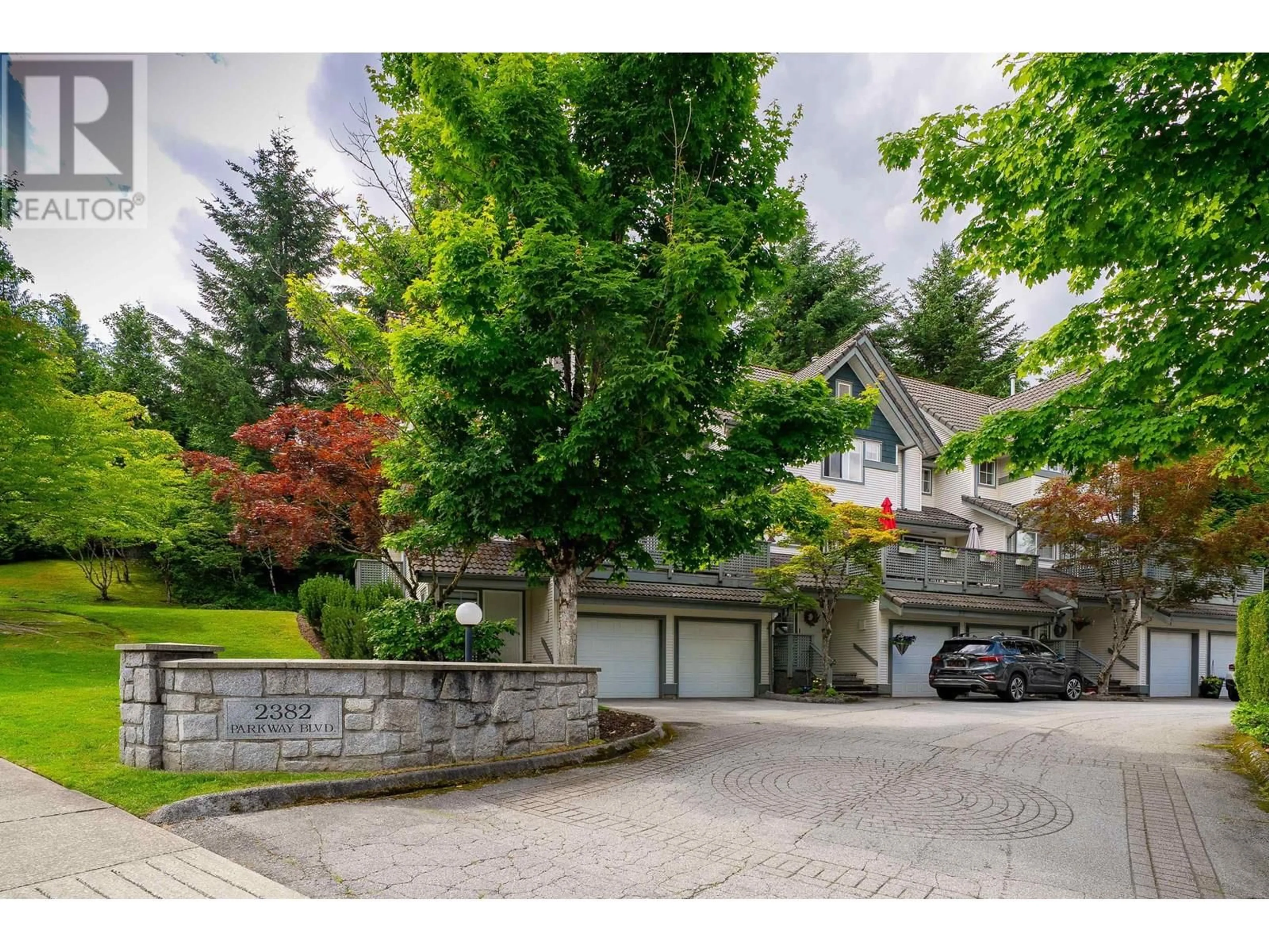 A pic from outside/outdoor area/front of a property/back of a property/a pic from drone, street for 6 - 2382 PARKWAY BOULEVARD, Coquitlam British Columbia V3E3M4