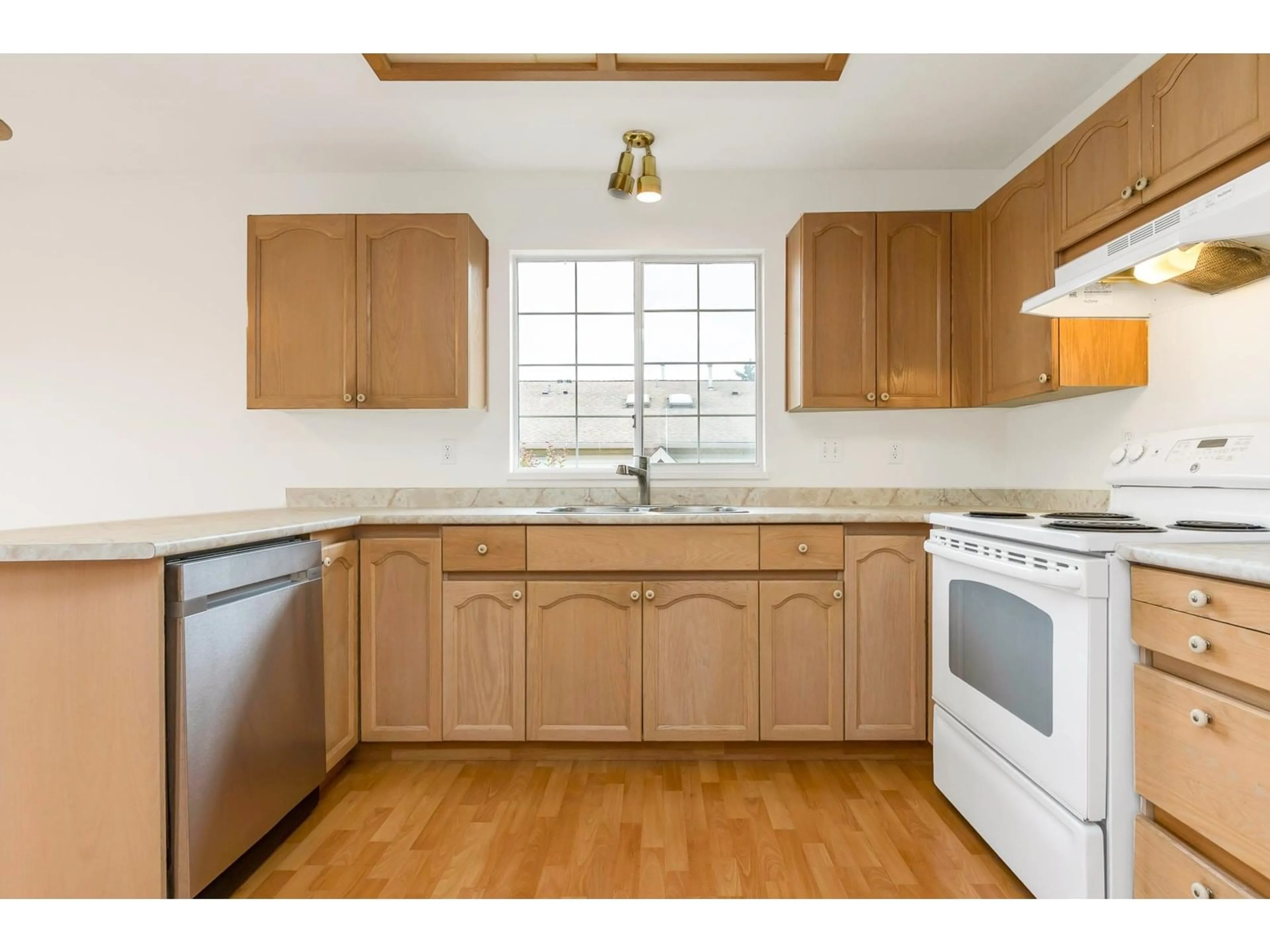 Standard kitchen, unknown for 20 - 3110 TRAFALGAR, Abbotsford British Columbia V2S7X7