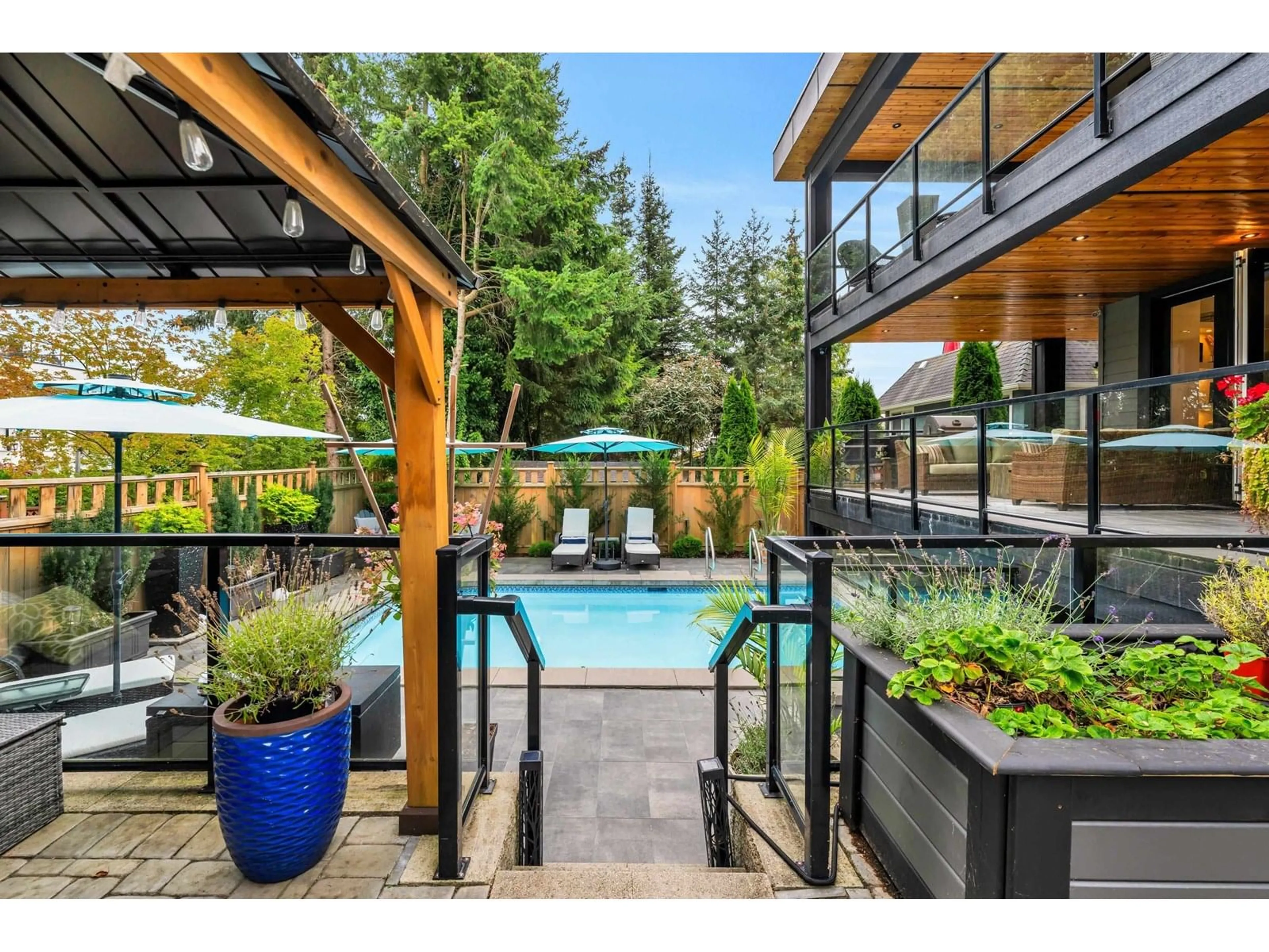 Patio, unknown for 1038 STEVENS, White Rock British Columbia V4B4X7