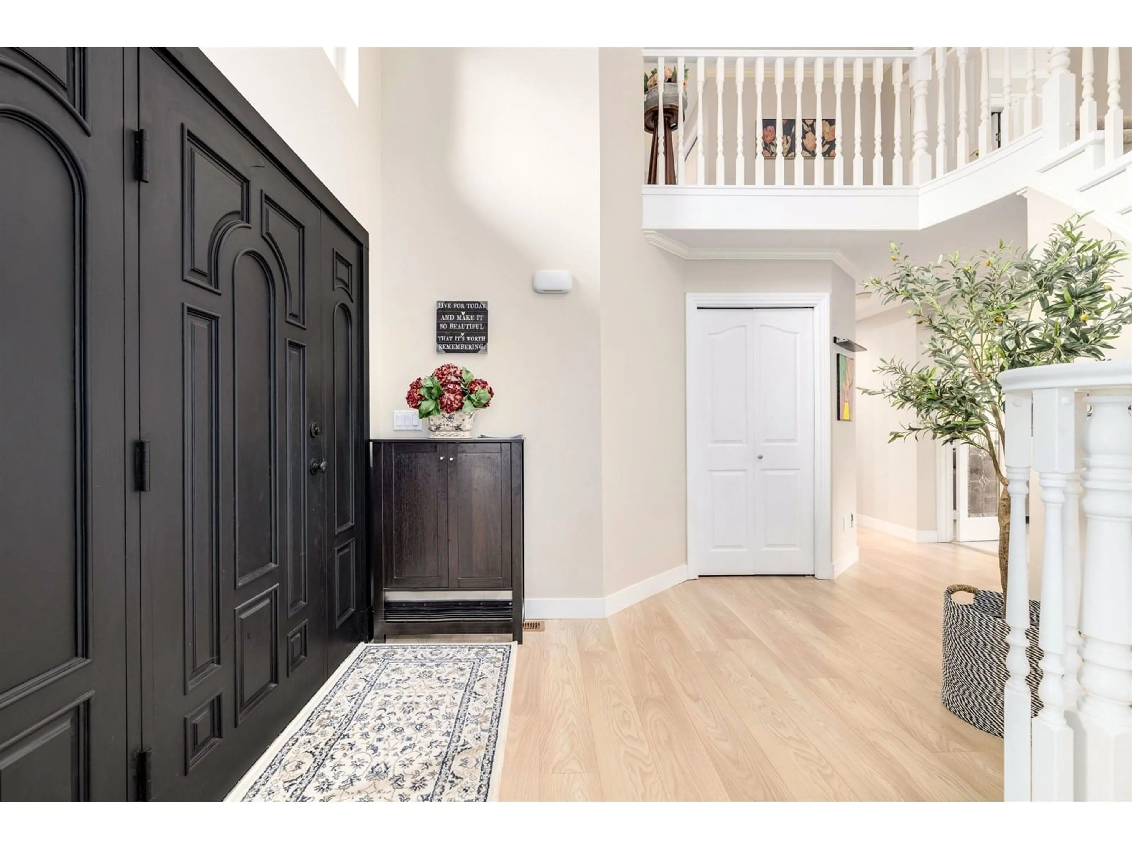 Indoor entryway for 12644 27A, Surrey British Columbia V4A2N3