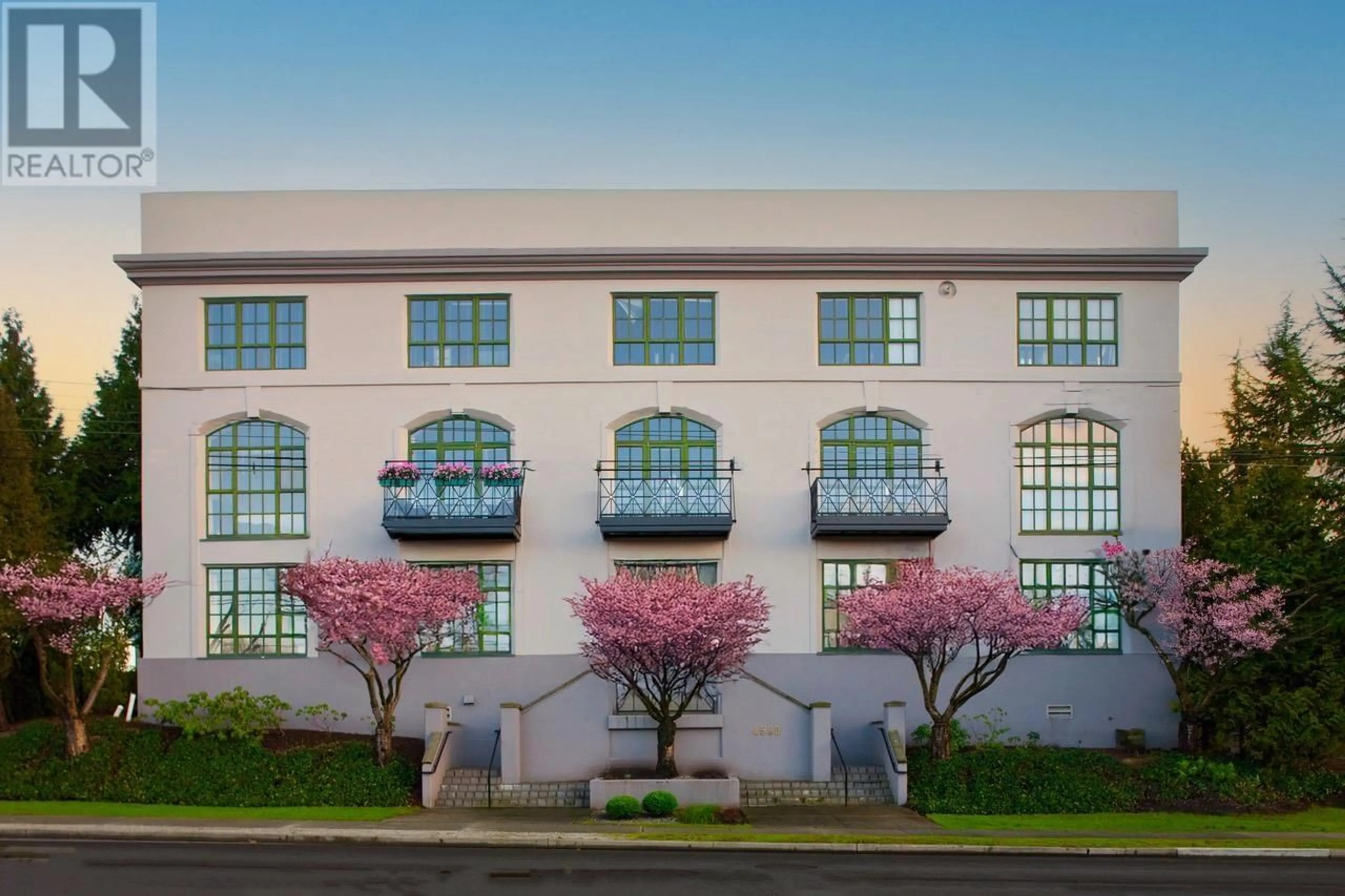 Patio, building for 202 - 4590 EARLES STREET, Vancouver British Columbia V5R6A2