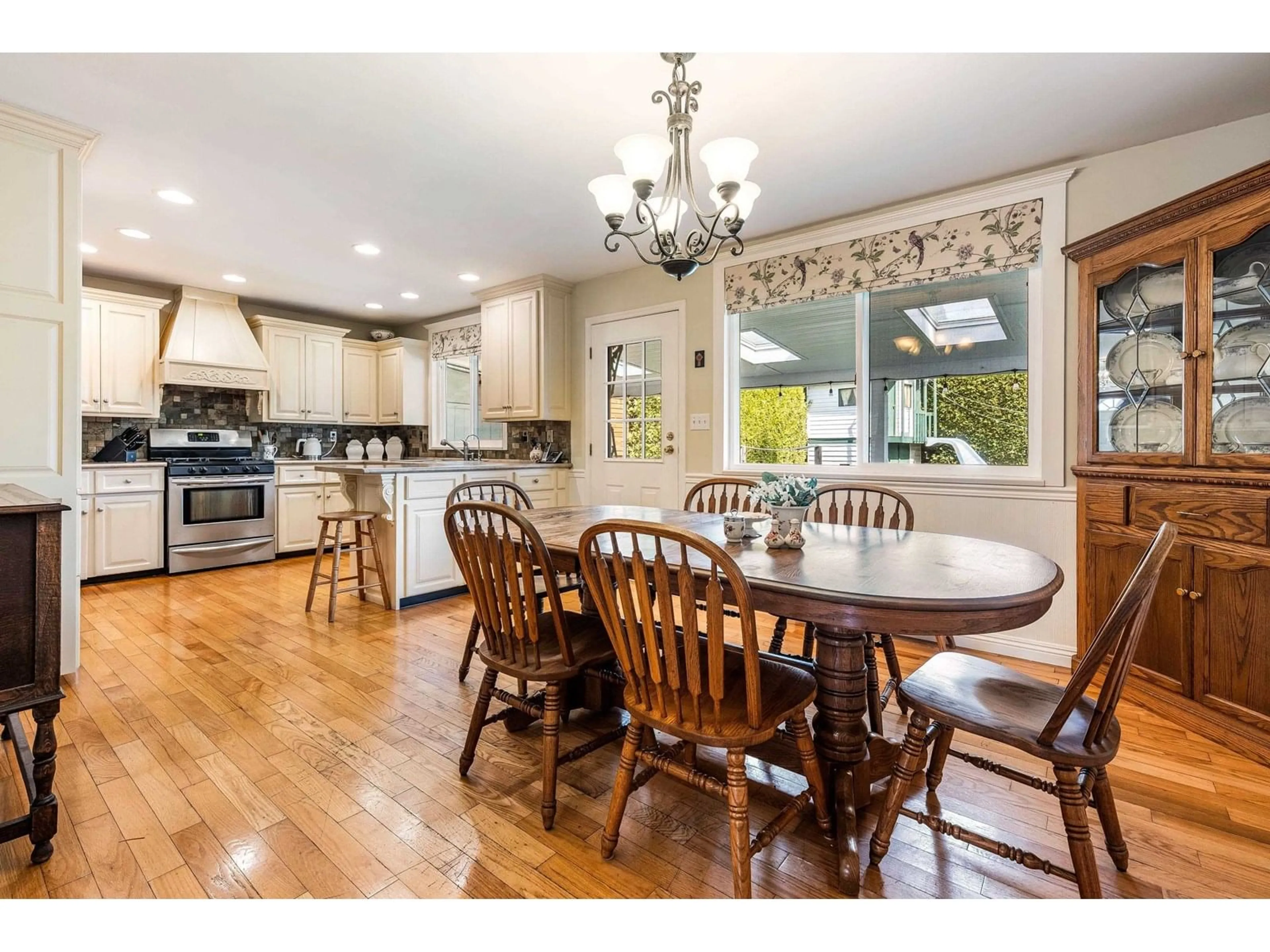 Open concept kitchen, unknown for 2822 GARDNER, Abbotsford British Columbia V2T5E1