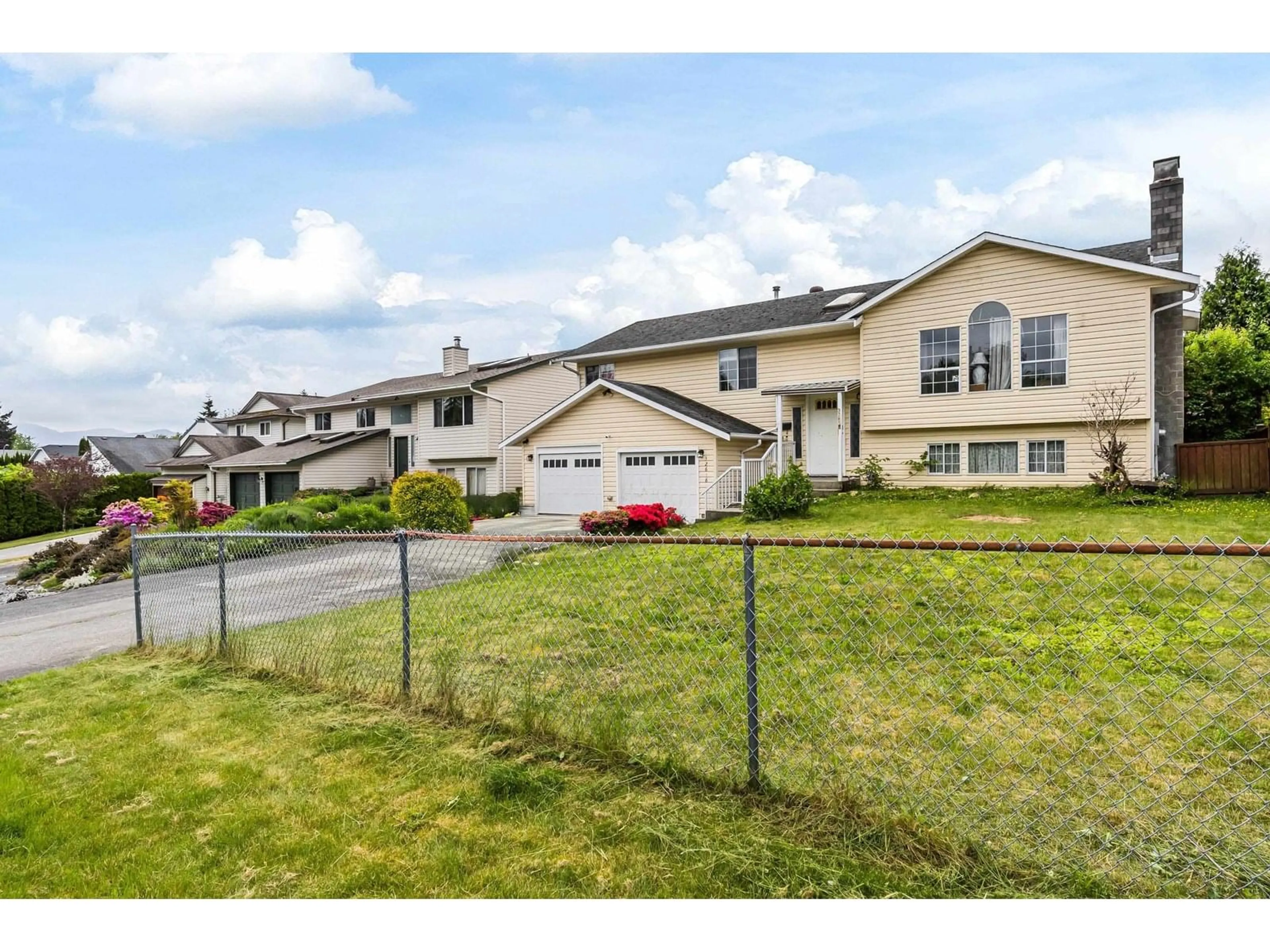 A pic from outside/outdoor area/front of a property/back of a property/a pic from drone, street for 32618 WILLIAMS, Mission British Columbia V2V2H1