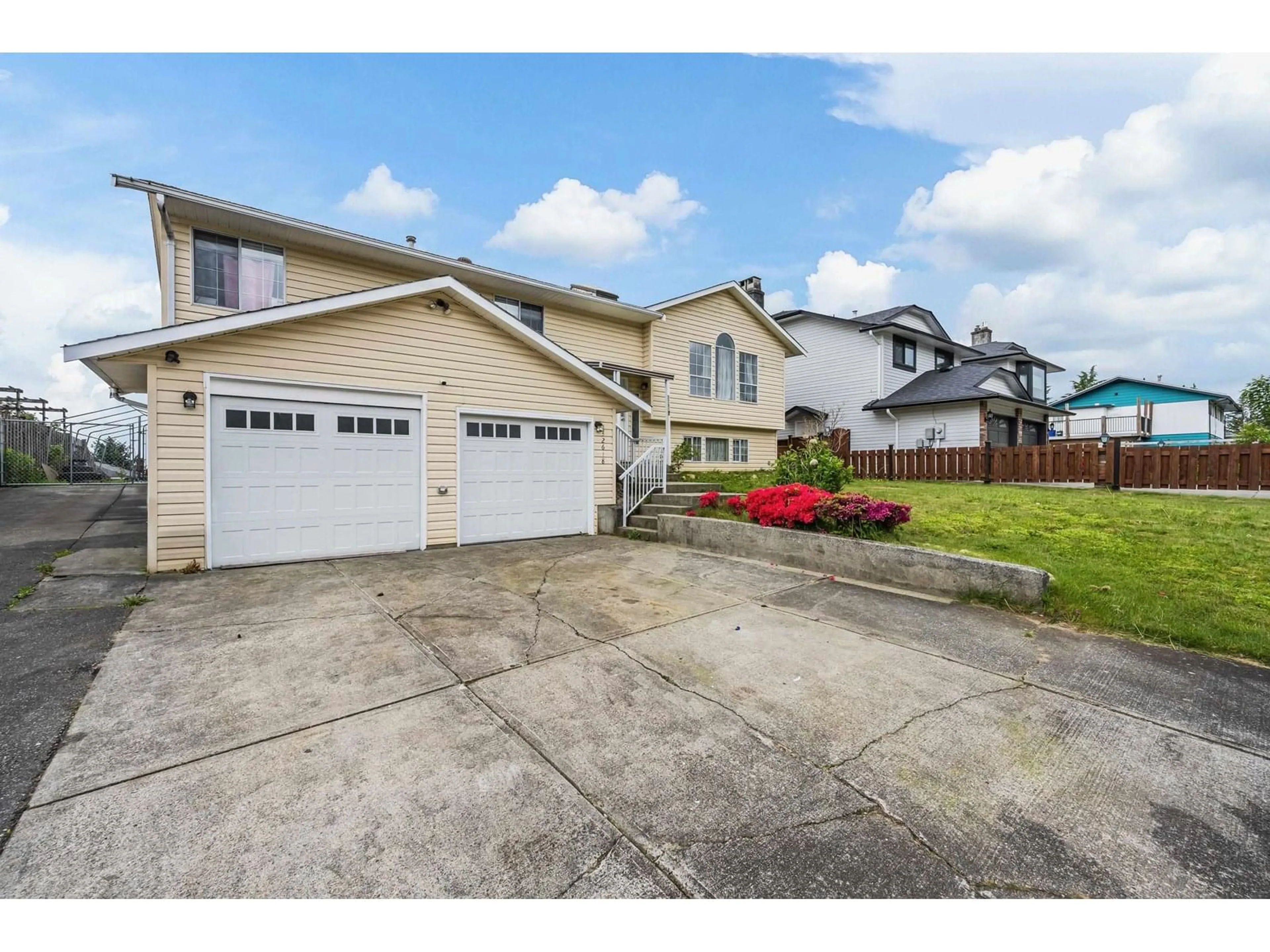 Home with vinyl exterior material, street for 32618 WILLIAMS, Mission British Columbia V2V2H1