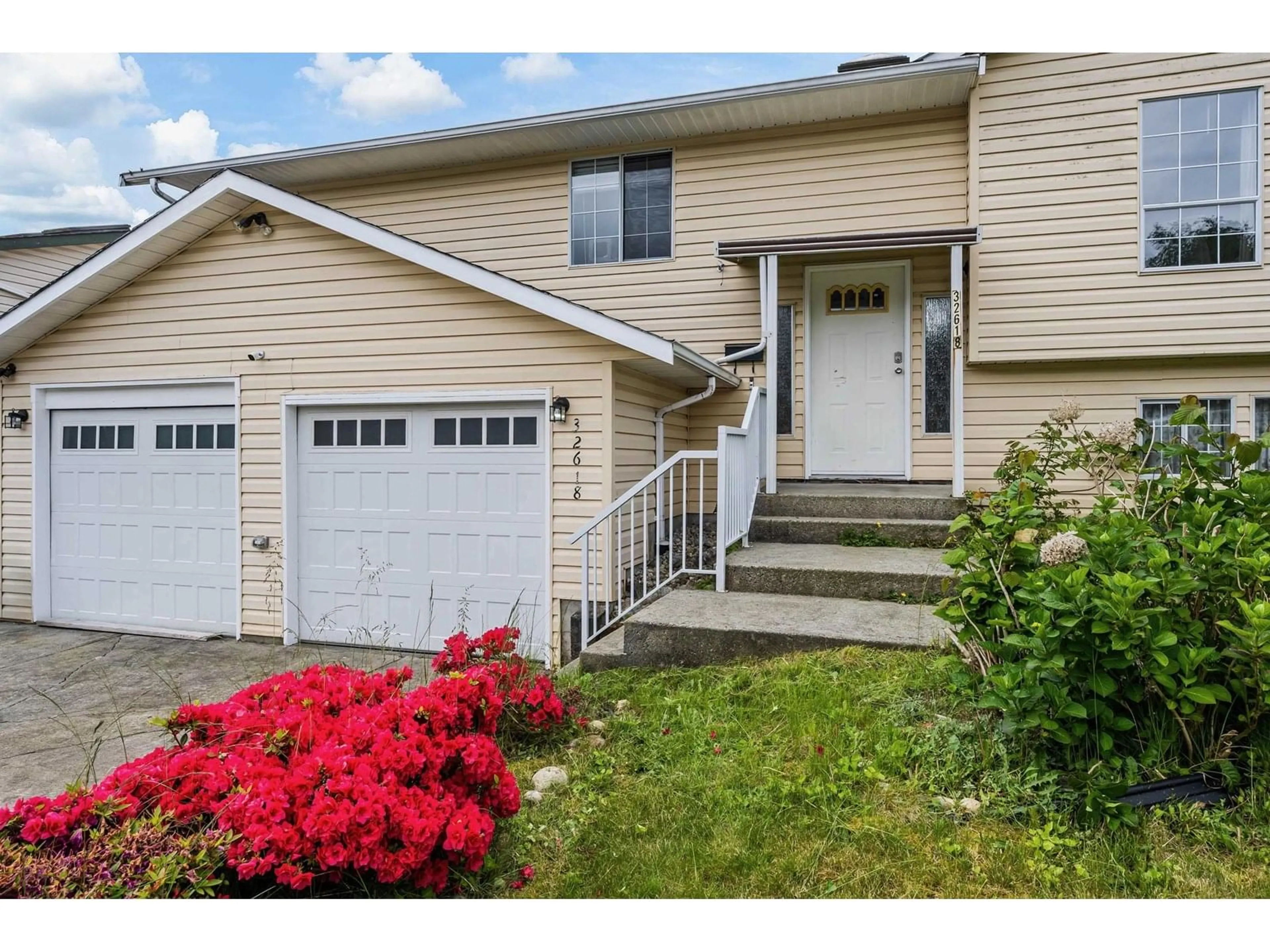 Home with vinyl exterior material, street for 32618 WILLIAMS, Mission British Columbia V2V2H1