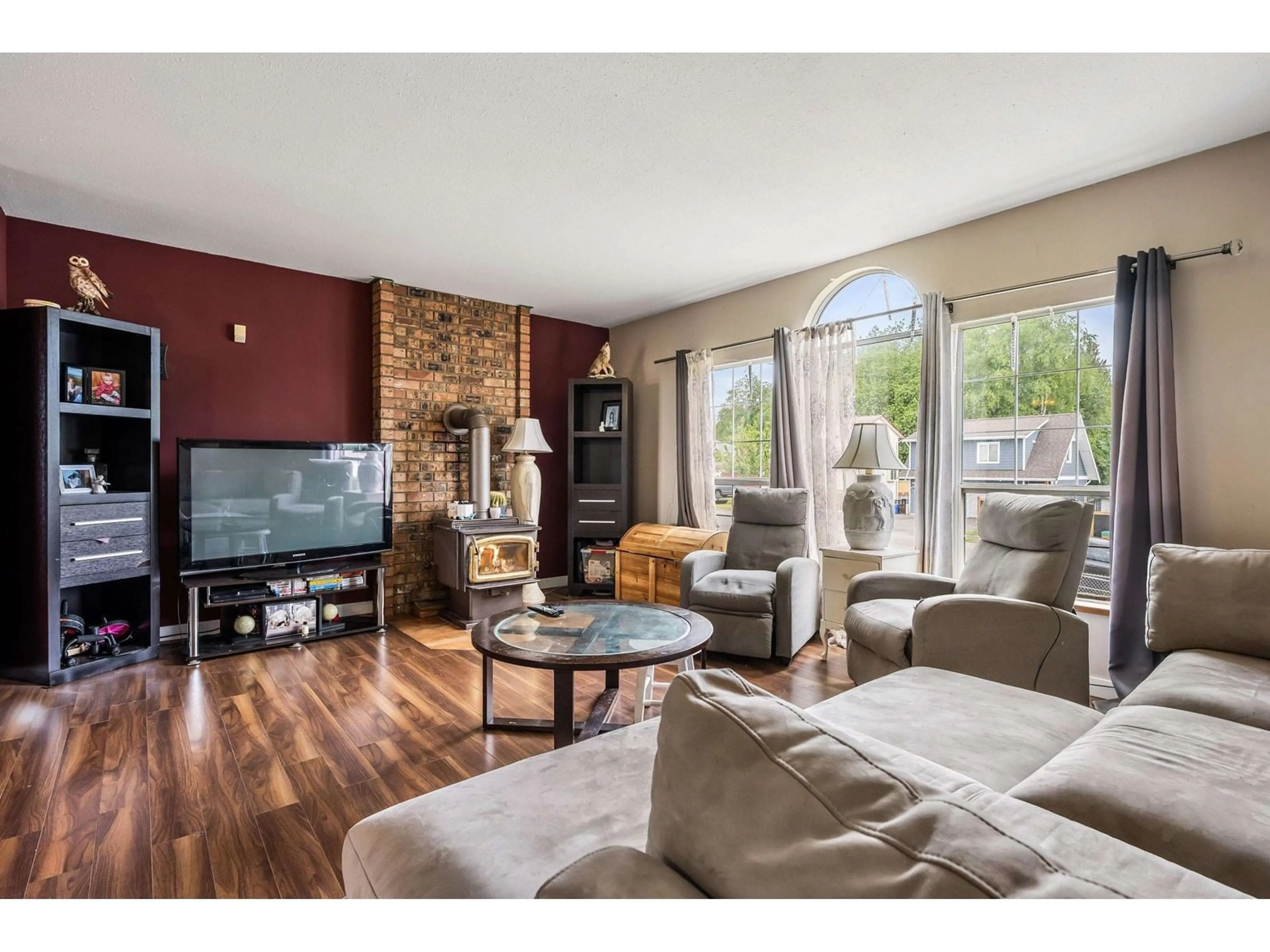 Living room with furniture, wood/laminate floor for 32618 WILLIAMS, Mission British Columbia V2V2H1
