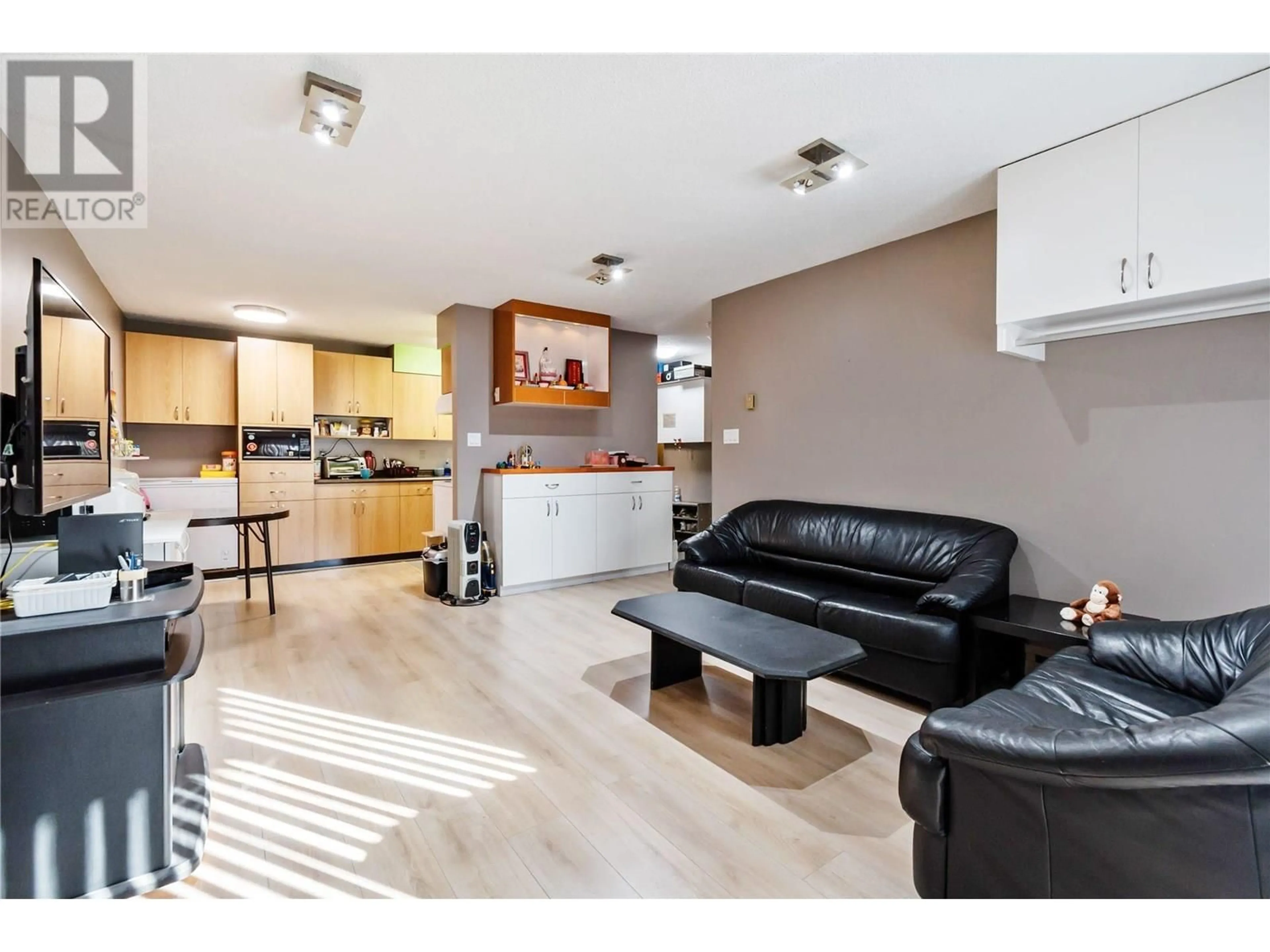 Living room with furniture, unknown for 107 - 836 TWELFTH STREET, New Westminster British Columbia V3M4K3