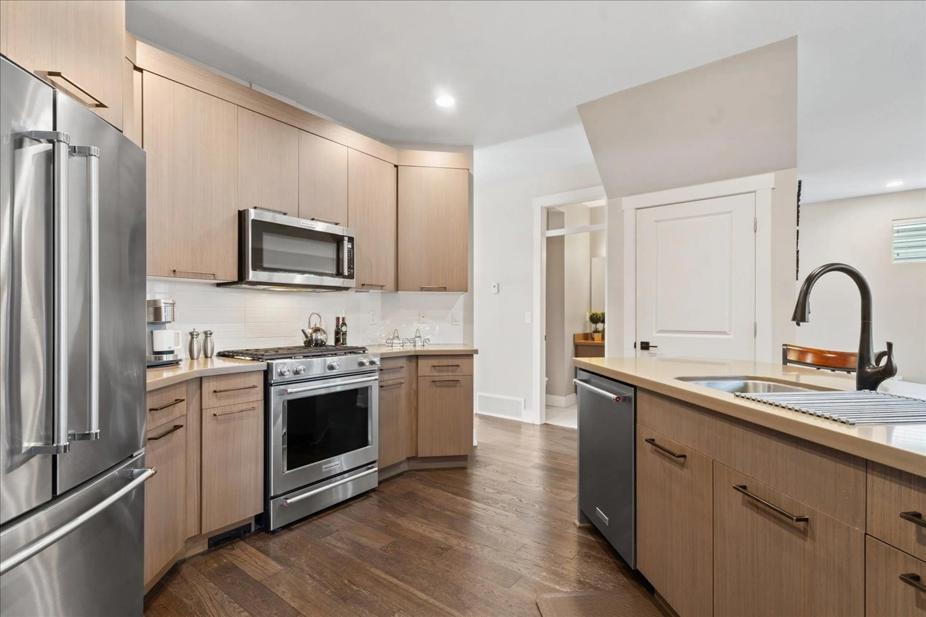Open concept kitchen, unknown for 27170 35A, Langley British Columbia V4W0A1