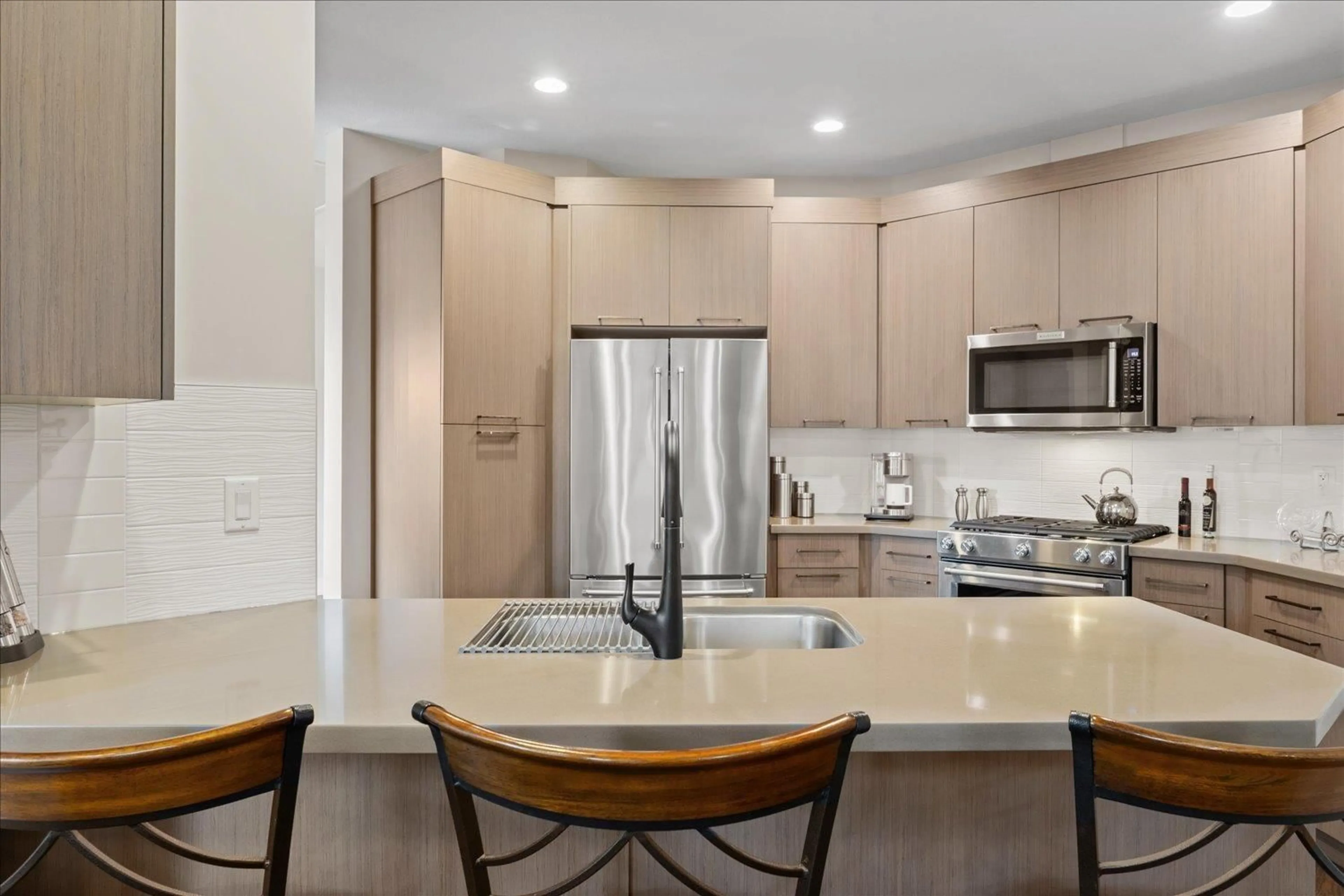 Open concept kitchen, unknown for 27170 35A, Langley British Columbia V4W0A1